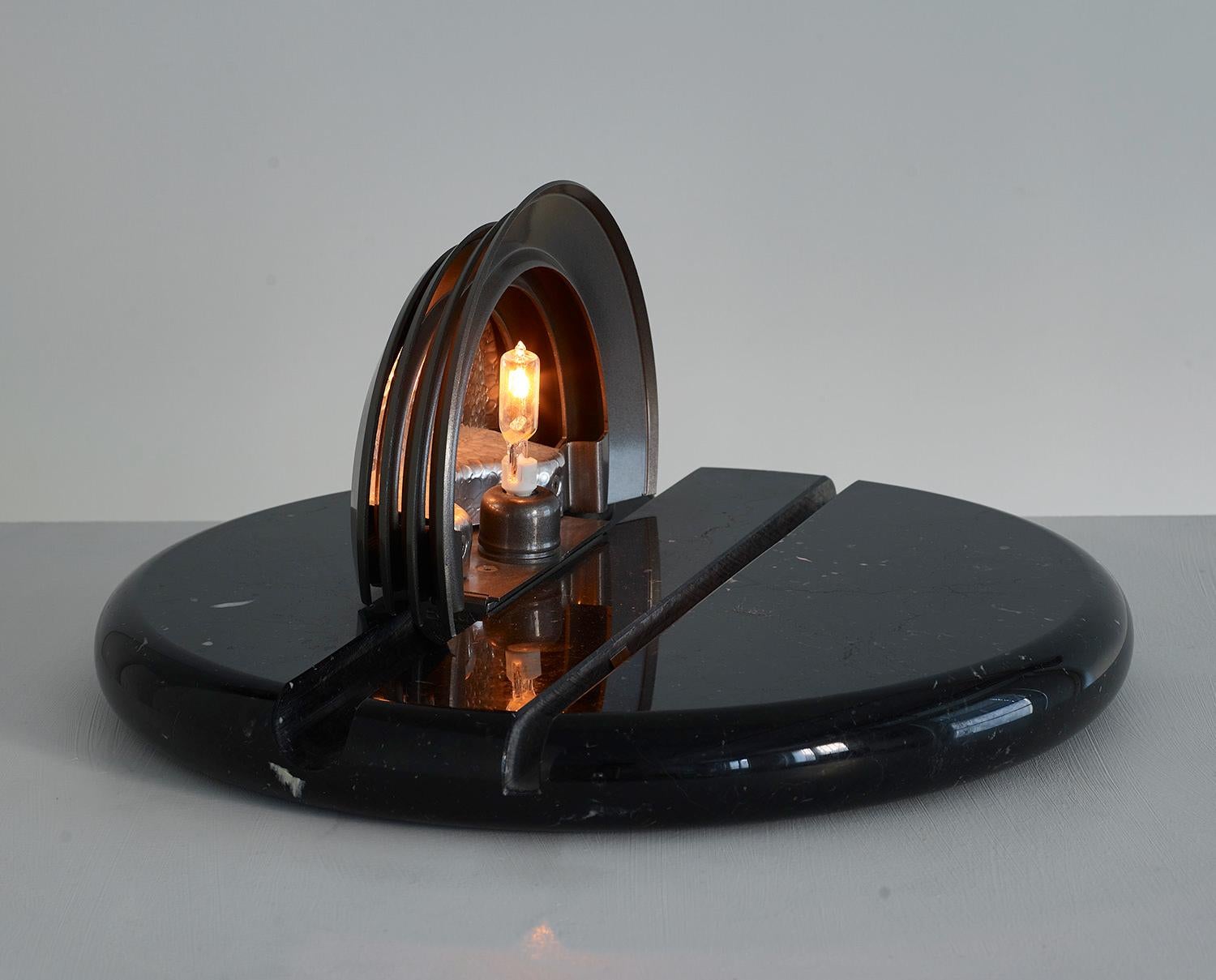 Große Tischlampe „Gong“ aus Marmor und Glas von Bruno Gecchelin, Skipper, 1981 (Mattiert) im Angebot