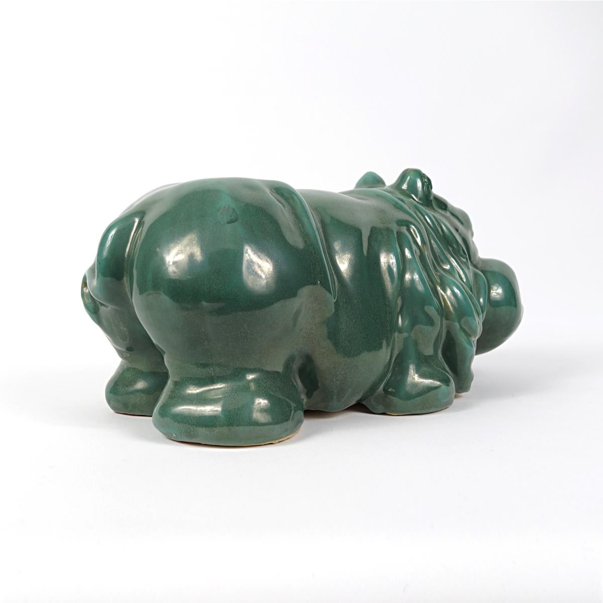 20ième siècle Grande statue en cramique verte joyeuse reprsentant un Hippopotamus en vente