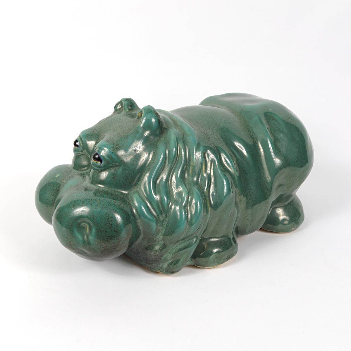 Grande statue en cramique verte joyeuse reprsentant un Hippopotamus en vente 1