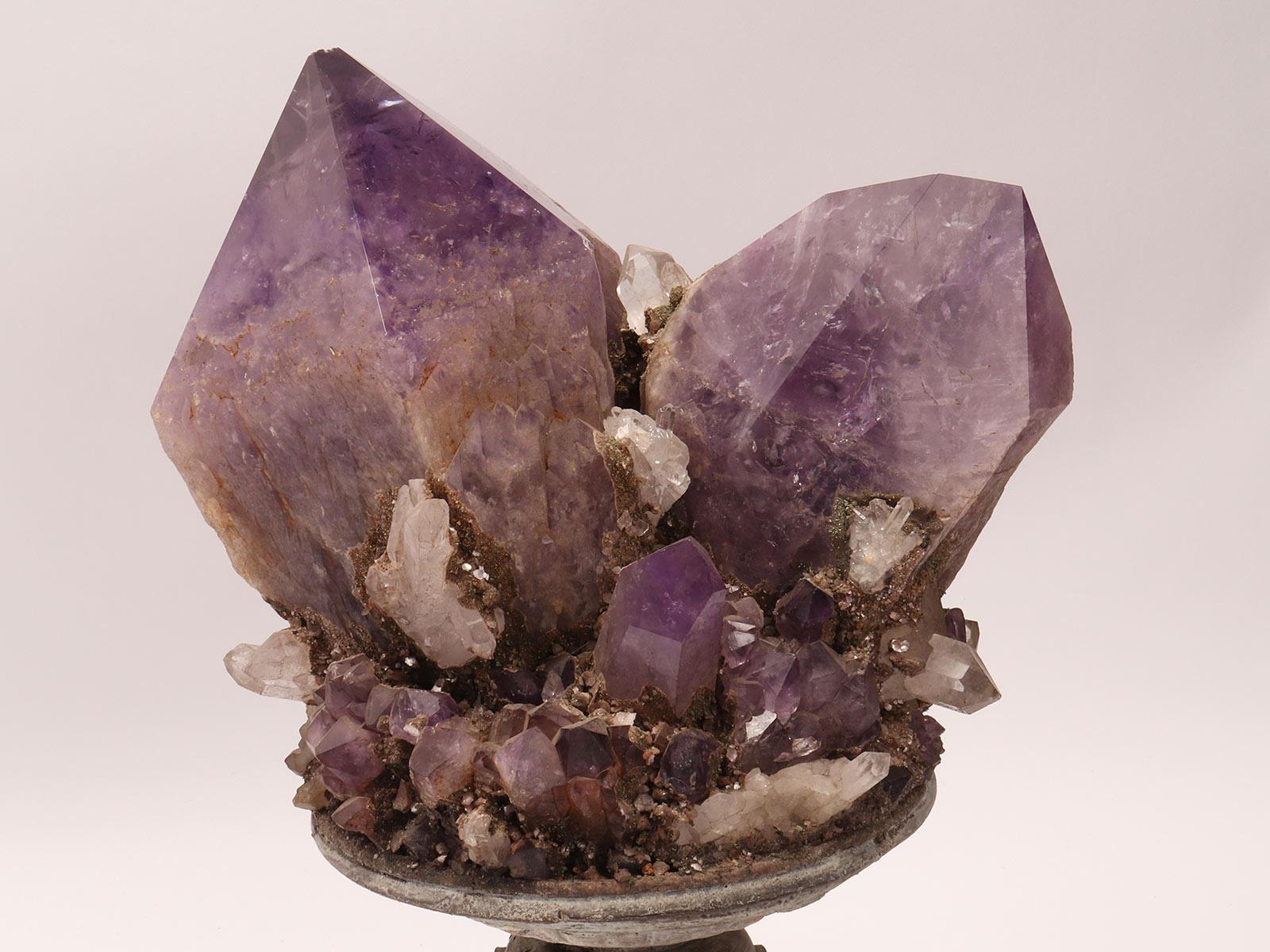 Gran grupo de ejemplares minerales de naturalia: amatista y cuarzo, Italia 1870. en Bueno estado para la venta en Milan, IT