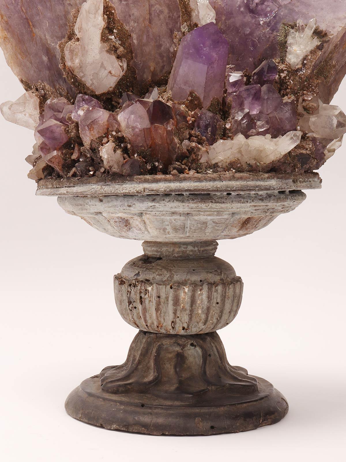 Gran grupo de ejemplares minerales de naturalia: amatista y cuarzo, Italia 1870. siglo XIX en venta