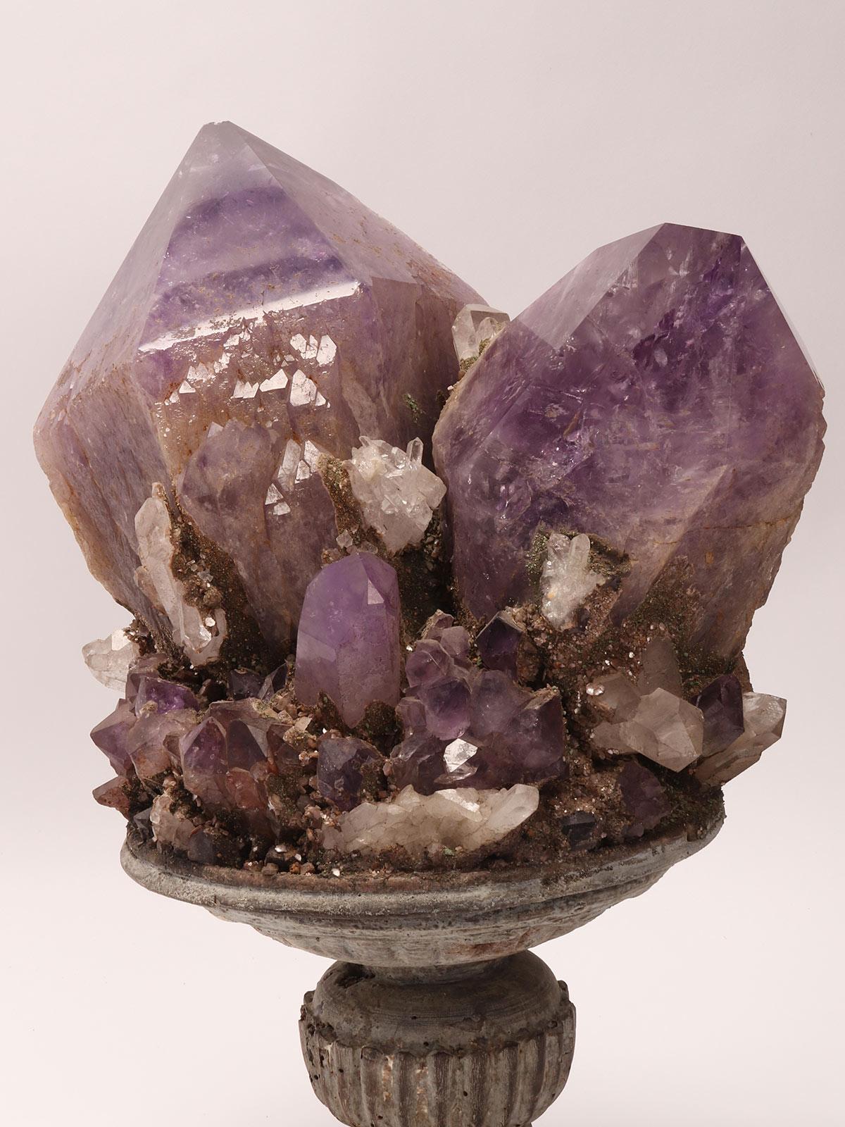 Gran grupo de ejemplares minerales de naturalia: amatista y cuarzo, Italia 1870. en venta 2