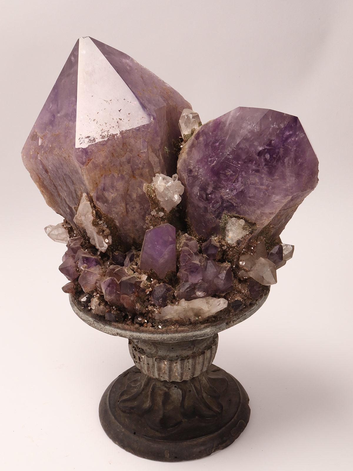 Gran grupo de ejemplares minerales de naturalia: amatista y cuarzo, Italia 1870. en venta 3