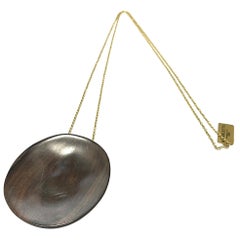 Pendentif en bois de rose sur collier en or jaune 18 carats