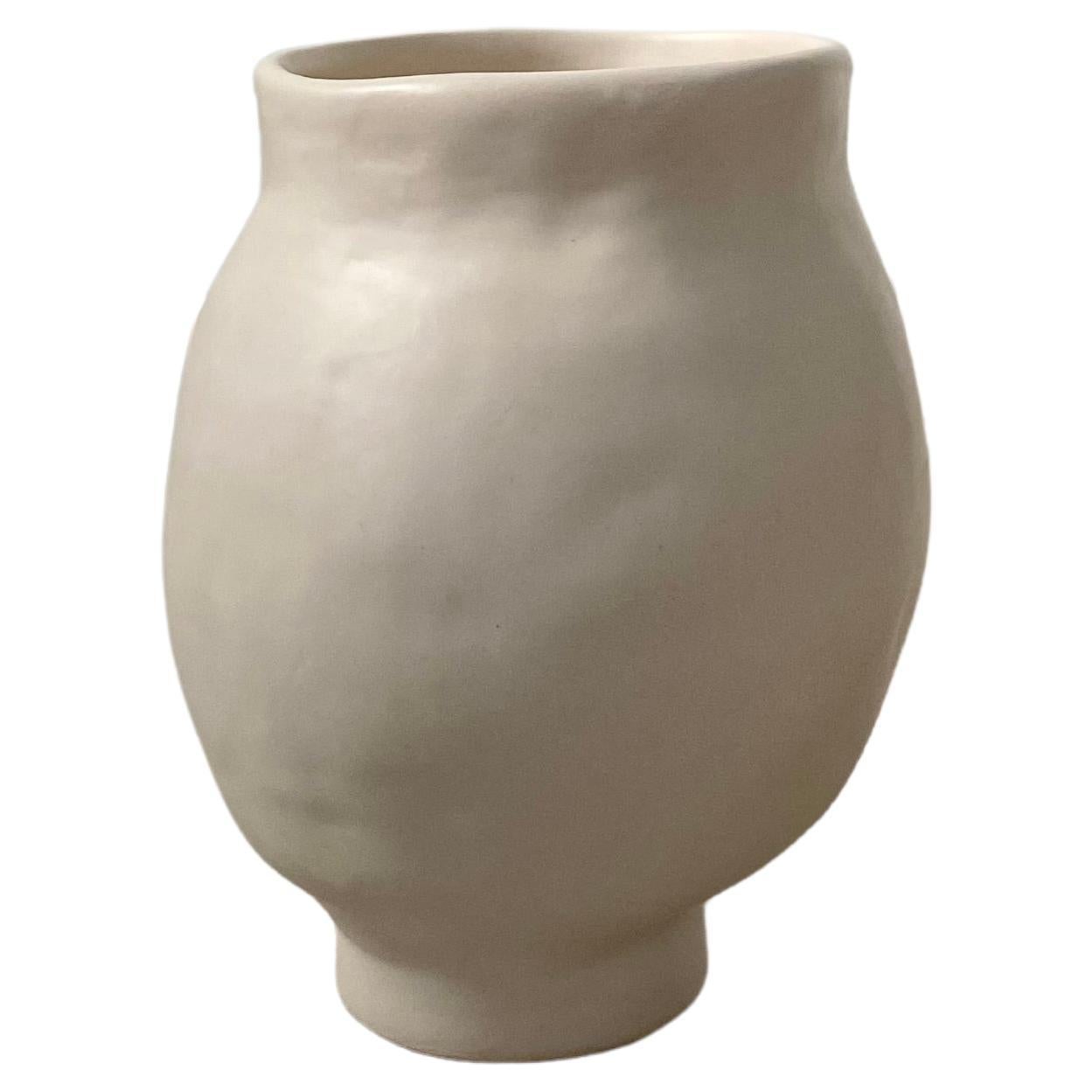 Grand vase en céramique fait à la main de style neutre décoré de manière minimaliste Wabi Sabi
