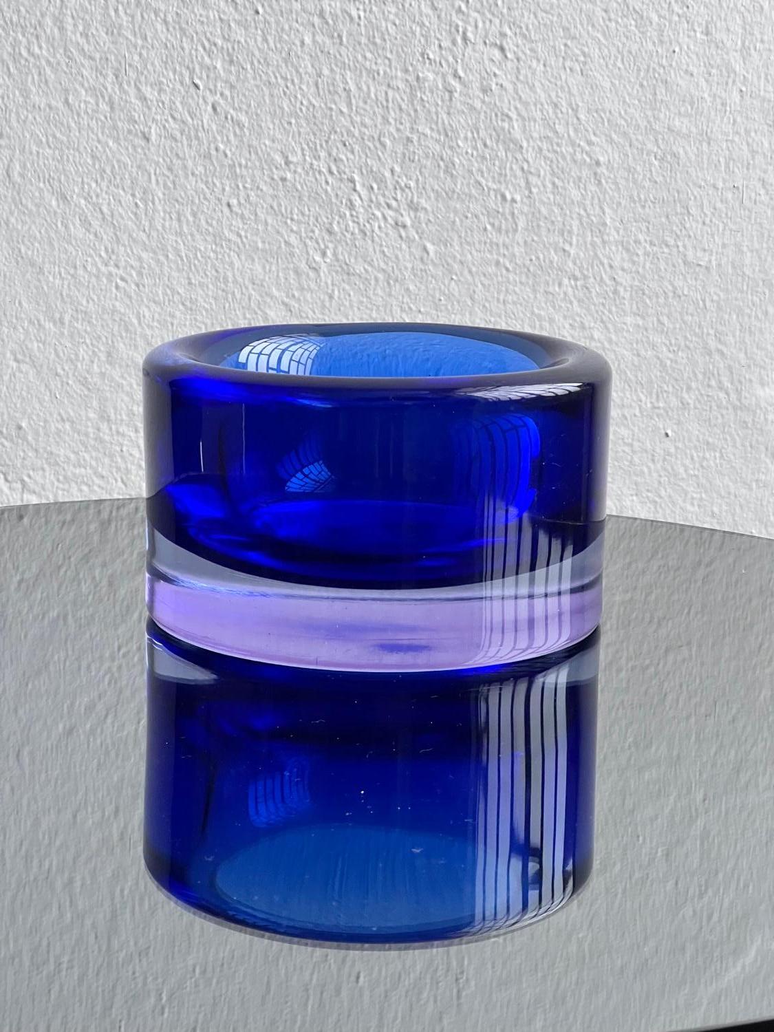 Fourni par Spinzi Milano, il s'agit d'un bol décoratif rare, attrayant et parfaitement conservé en verre bleu et transparent 