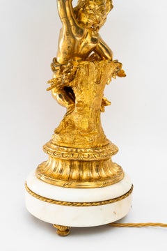 Grande lampada da tavolo storica a fuoco in bronzo dorato con paralume in tessuto Francia 1890