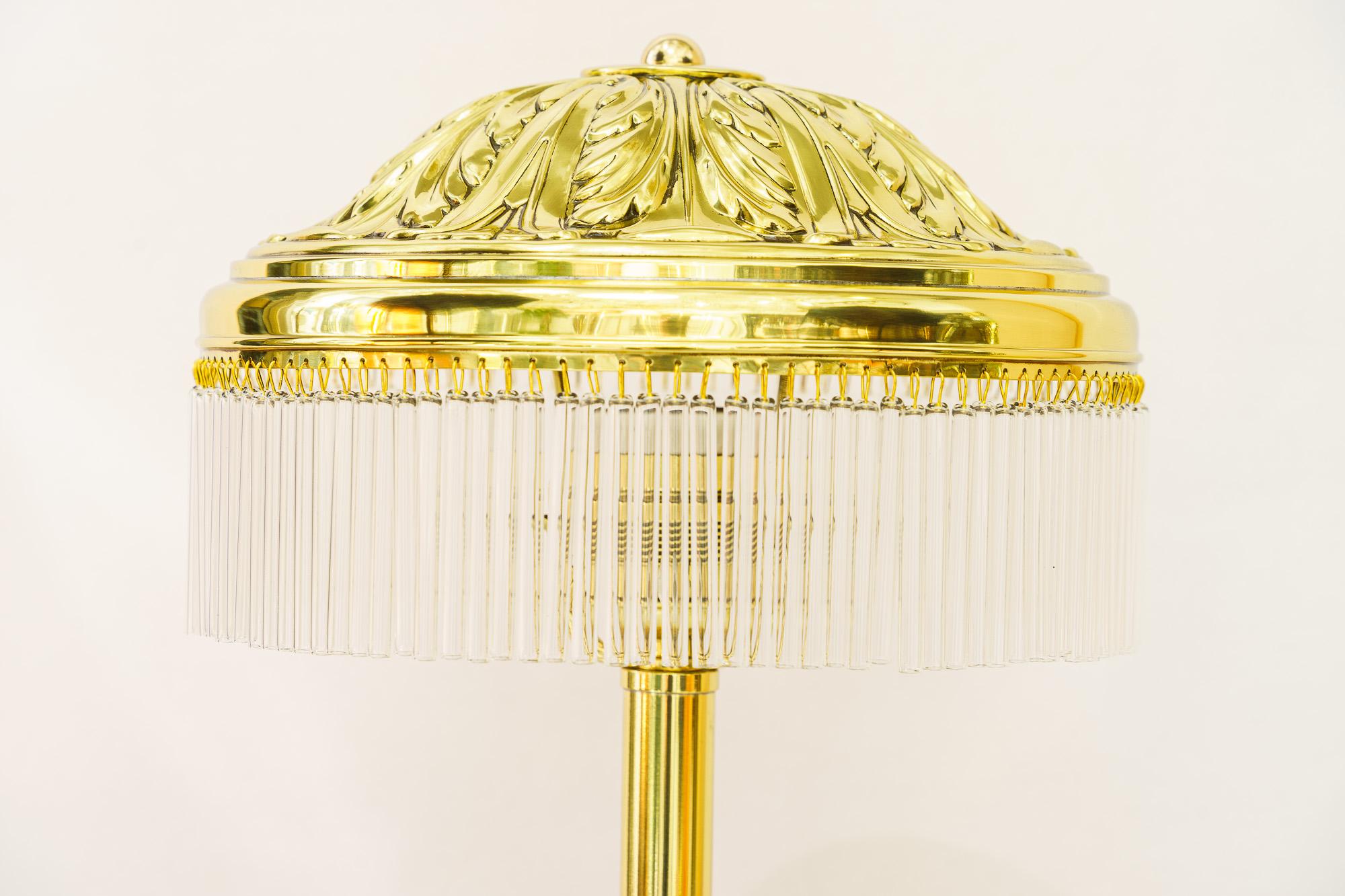 Grande lampada da tavolo storica di Vienna del 1890 circa
Ottone lucidato e smaltato a fuoco
I bastoncini di vetro vengono sostituiti