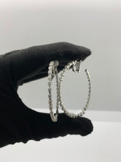 Boucles d'oreilles créoles en or blanc 18 carats avec diamants à l'intérieur et extérieur