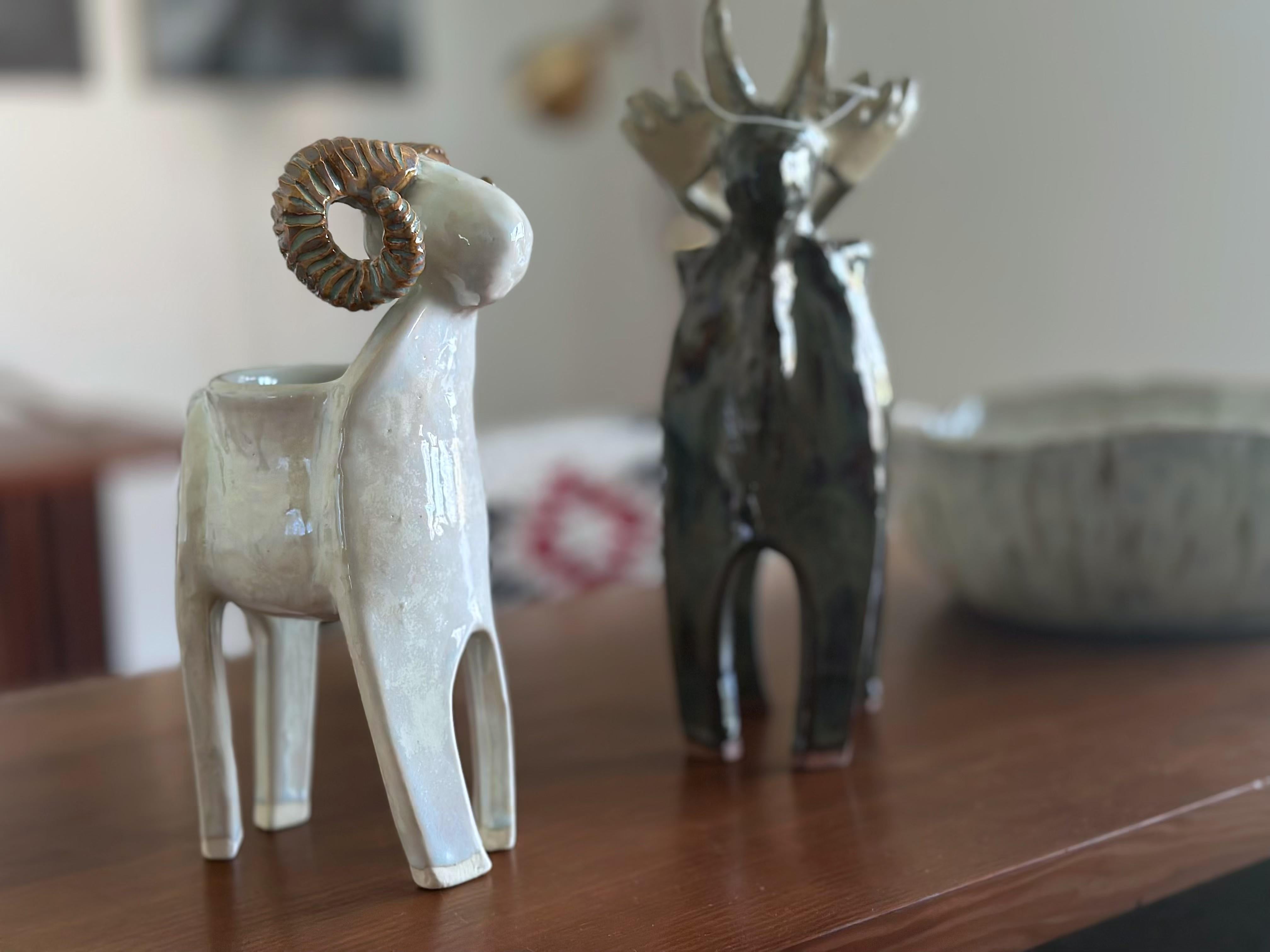 Américain Vase crème en forme de mouton Big Horn Céramique (Whiting) Grès, glaçure brillante blanc cassé en vente