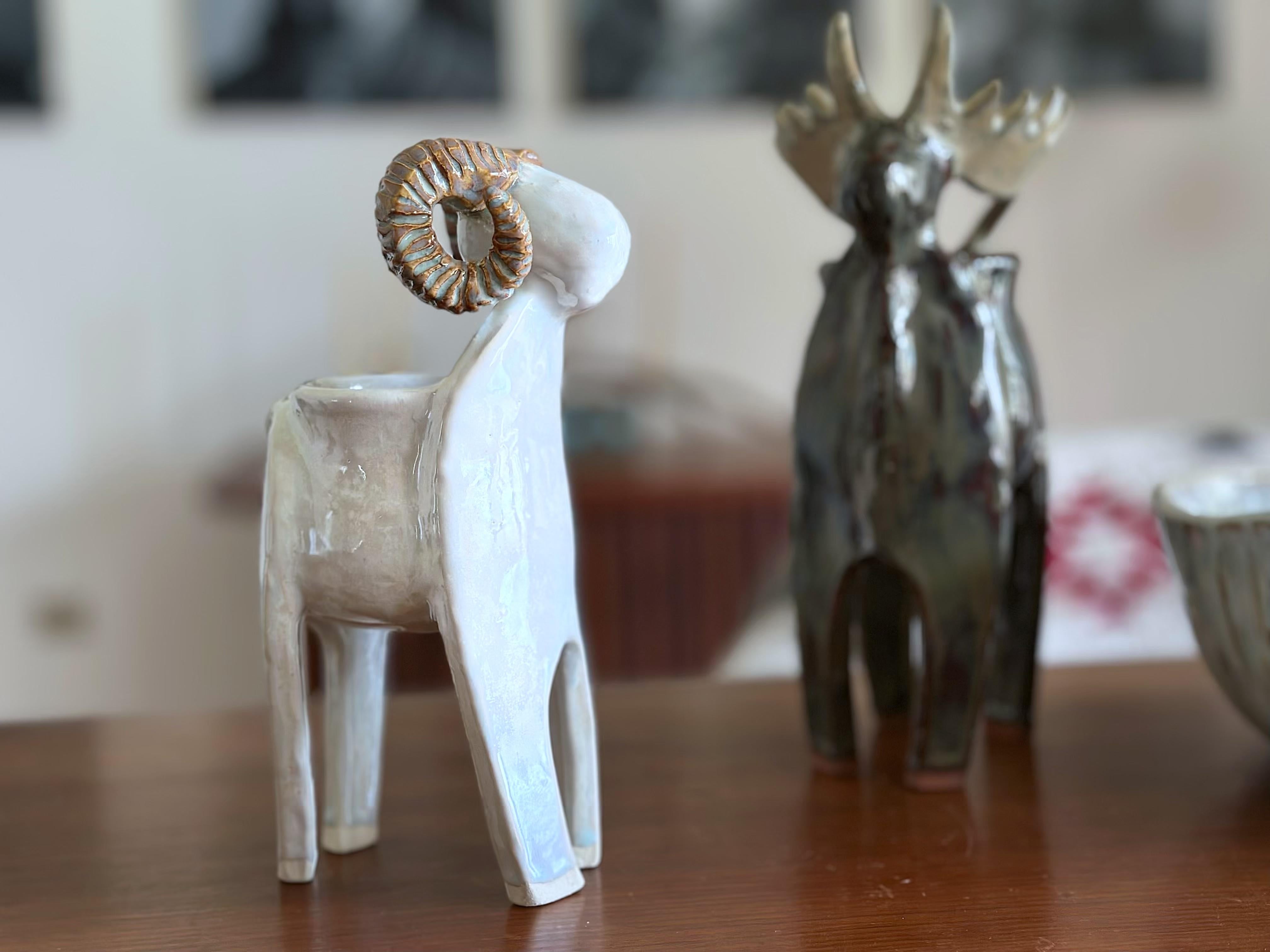 Cuit Vase crème en forme de mouton Big Horn Céramique (Whiting) Grès, glaçure brillante blanc cassé en vente