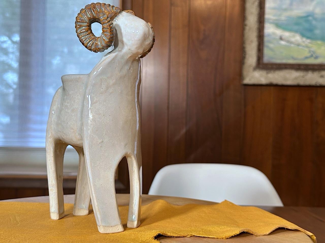 Vase crème en forme de mouton Big Horn Céramique (Whiting) Grès, glaçure brillante blanc cassé Neuf - En vente à Cody, WY