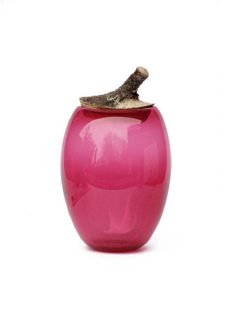 Bol à branches Big Hot Pink, Pia Wüstenberg
Dimensions : D 18 x H 24
Matériaux : verre, bois
Disponible dans d'autres couleurs.

Un bocal ludique, dont le couvercle est fait d'un bout de branche qui suit la courbure du verre. Les bols Branch sont