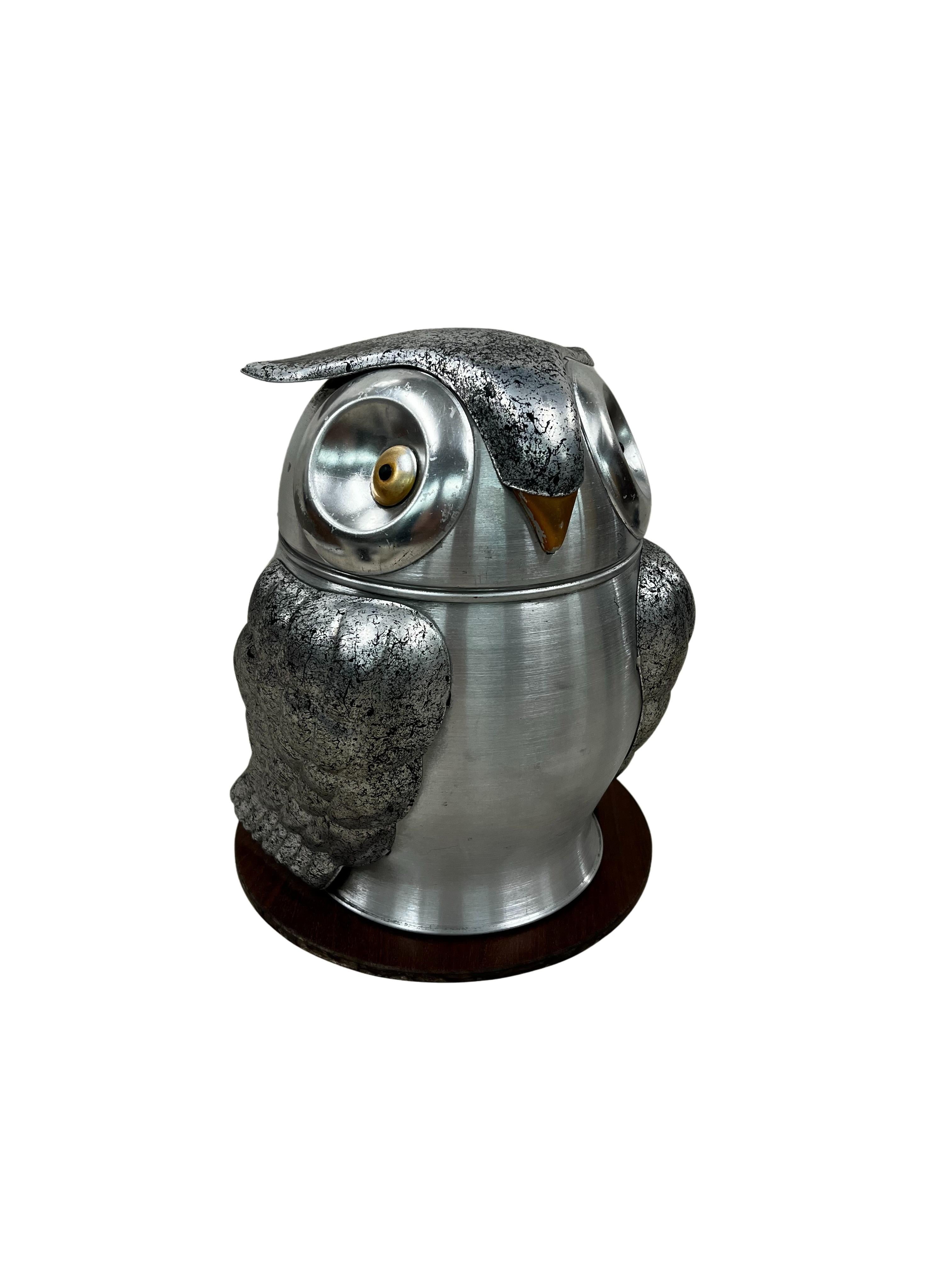 This charming ice bucket is a spectacular piece of use and decoration for any table-scape. 

This beautifully executed ice bucket is in the shape of an owl of an eclectic design.

The wonderfully crafted owl can be opened from above with a plastic
