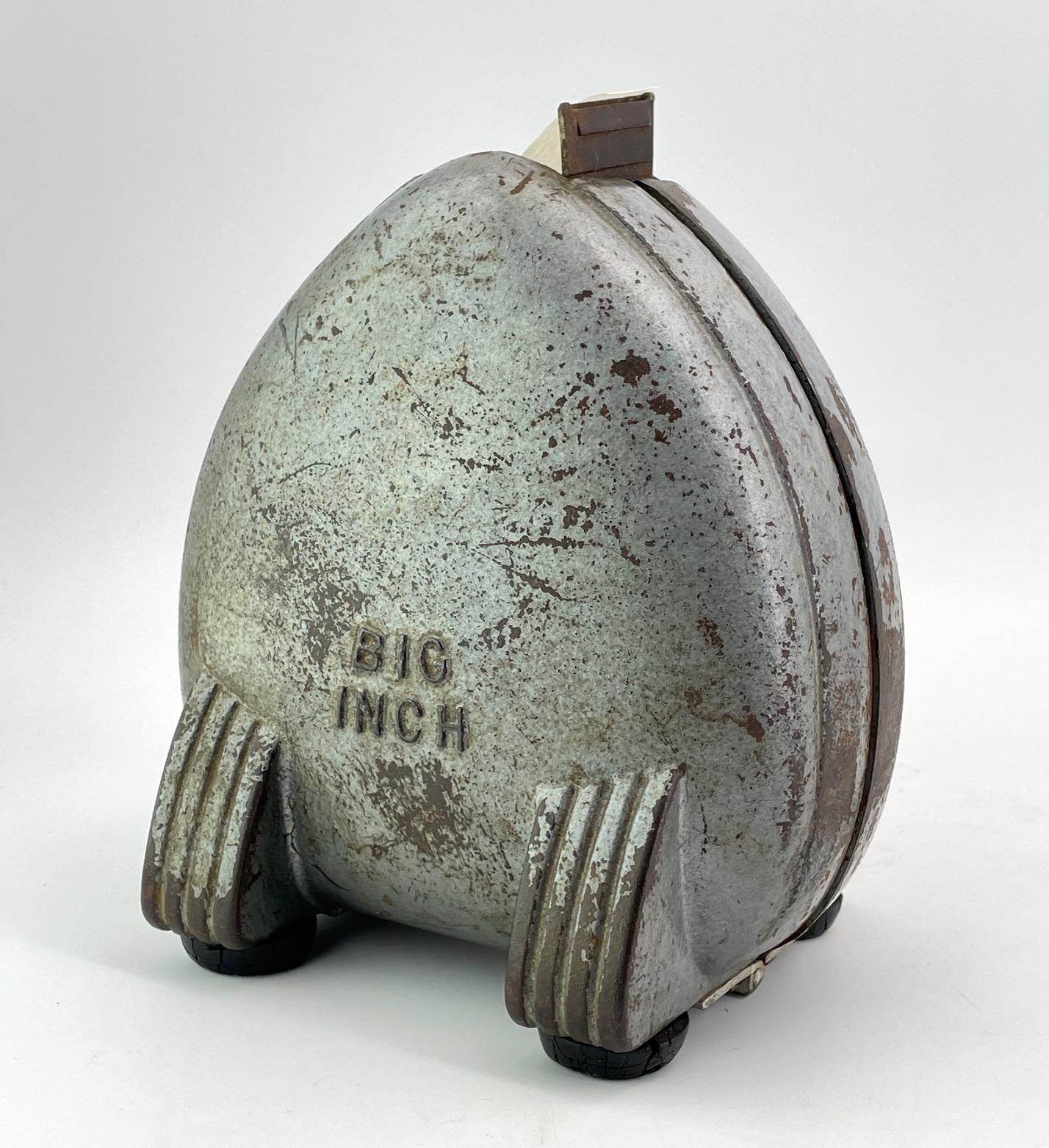 Ein wunderbarer Rückblick auf die Zeit vor der Atombombe. So etwas haben wir noch nie gesehen, ein extrem überbauter Klebebandabroller.  Sie stammt aus einer alten, sehr stillgelegten QBC-Druckerei in Virginia. 

Er ist funktionstüchtig, eine neue