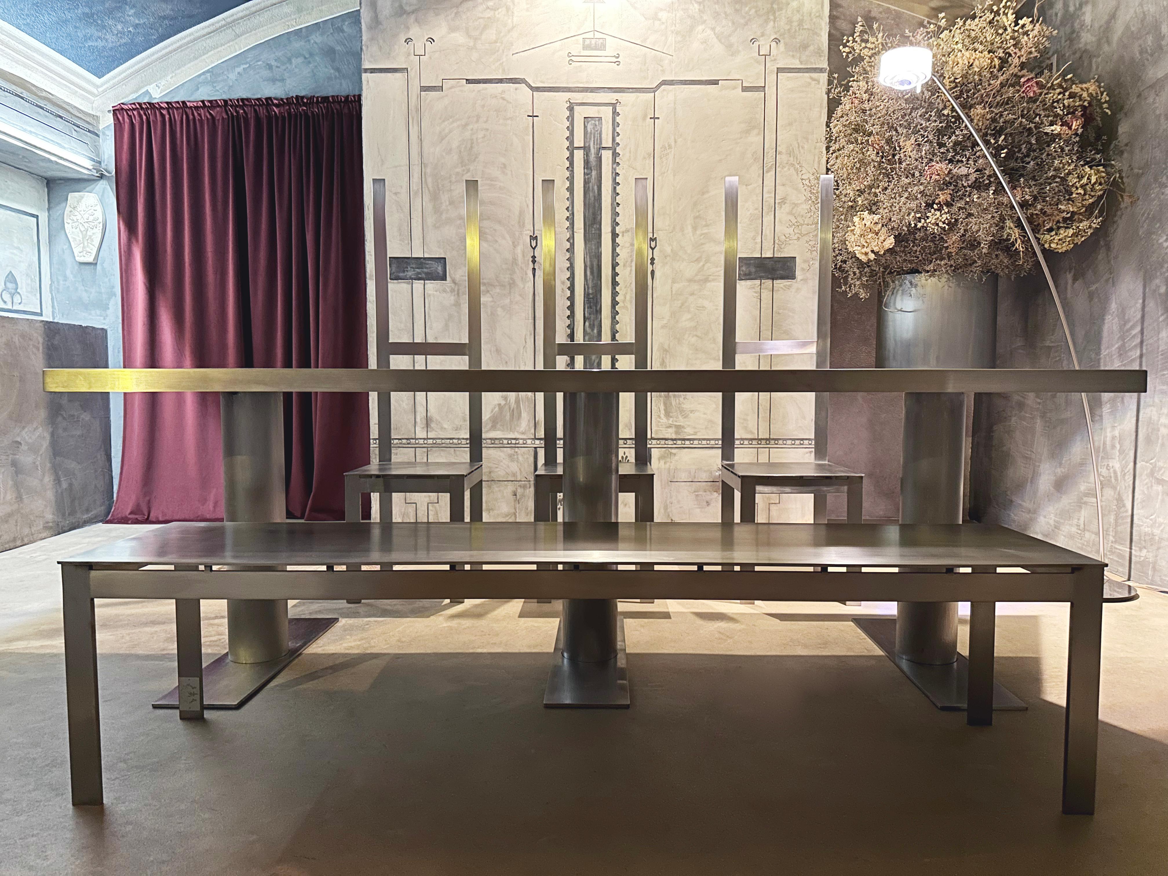 “Big Iron/Running Gun” Dining Room Set, Iron, JAMES VINCENT MILANO, Italy, 2023 

“Running Gun” Dining Table, Iron, JAMES VINCENT MILANO, Italy, 2023

Irregular hexagonal top. Tripod pedestal legs. 
Polished and brushed iron.
Handcrafted in Cantù,
