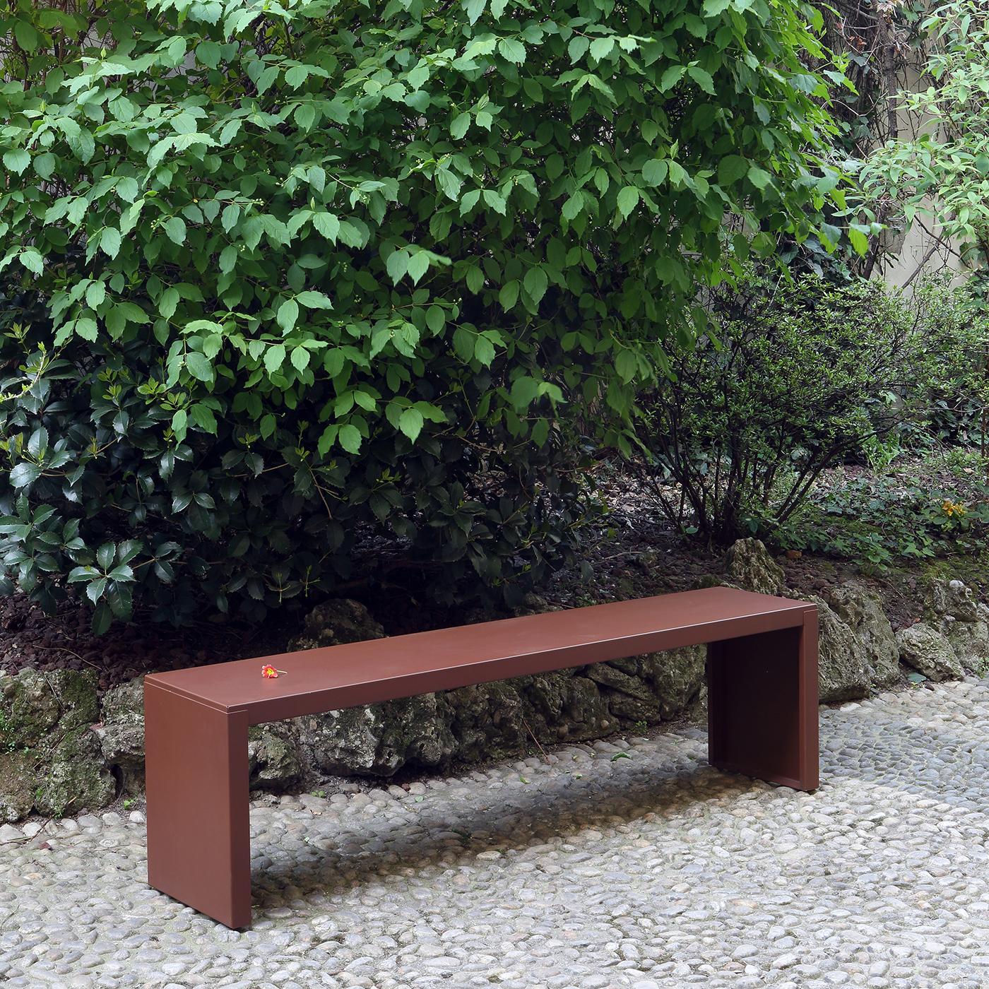 Designed with simple elegance in mind, this bench is a trusted companion for moments spent outdoors enjoying the caress of fresh air. Clean and rigorous lines define its minimalist yet bold structure, fashioned of rust-toned metal and offered in an