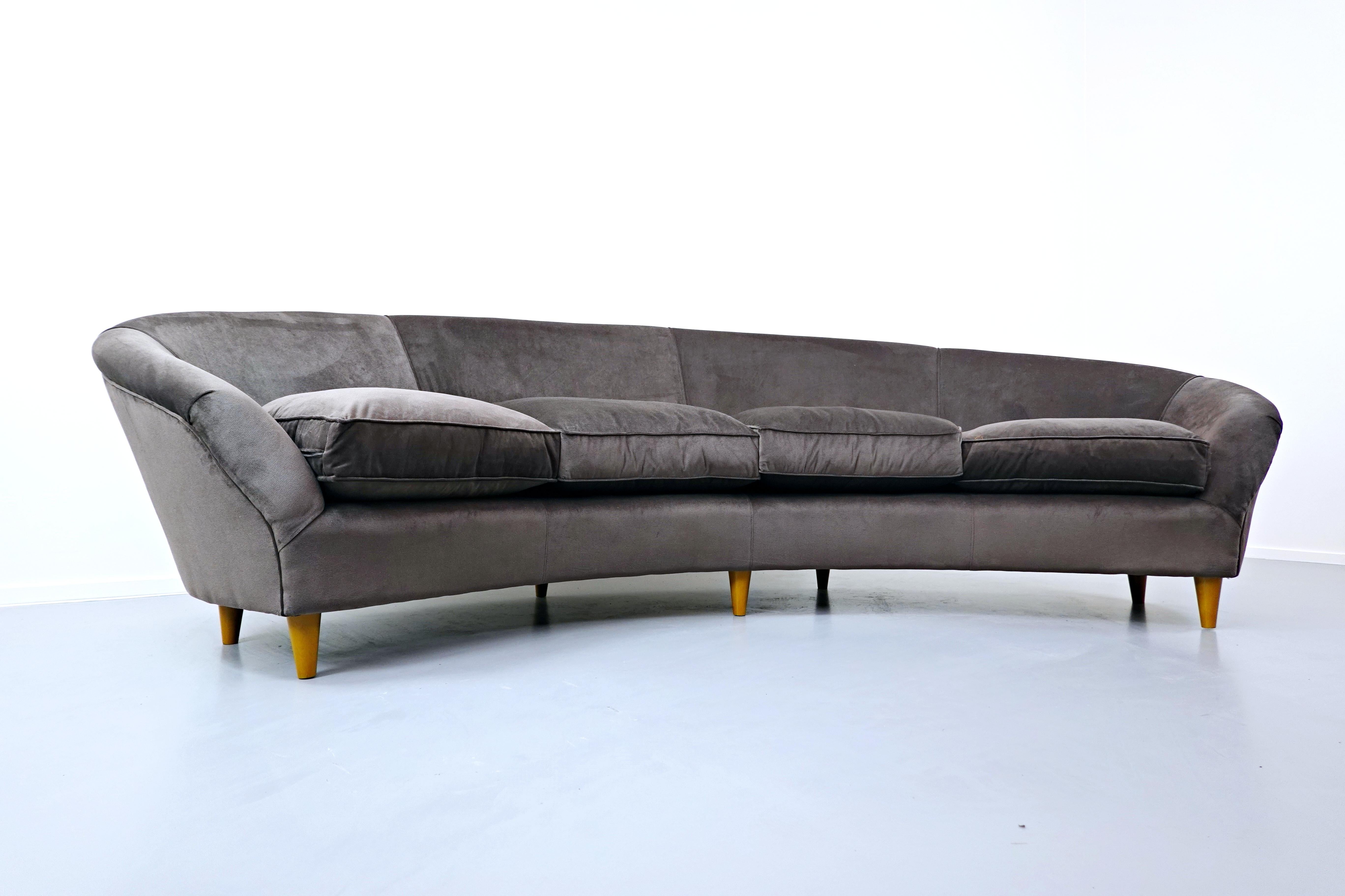 Big Mid-Century Modern Italian Curved Sofa In Good Condition In Brussels, BE