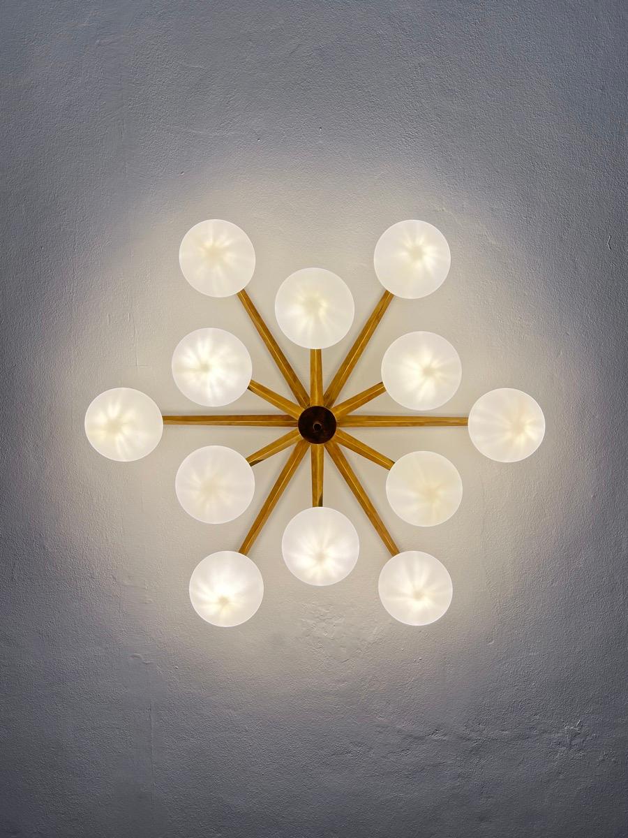 Grand lustre italien élégant et décoratif en laiton et verre, Angelo Lelii en vente 5