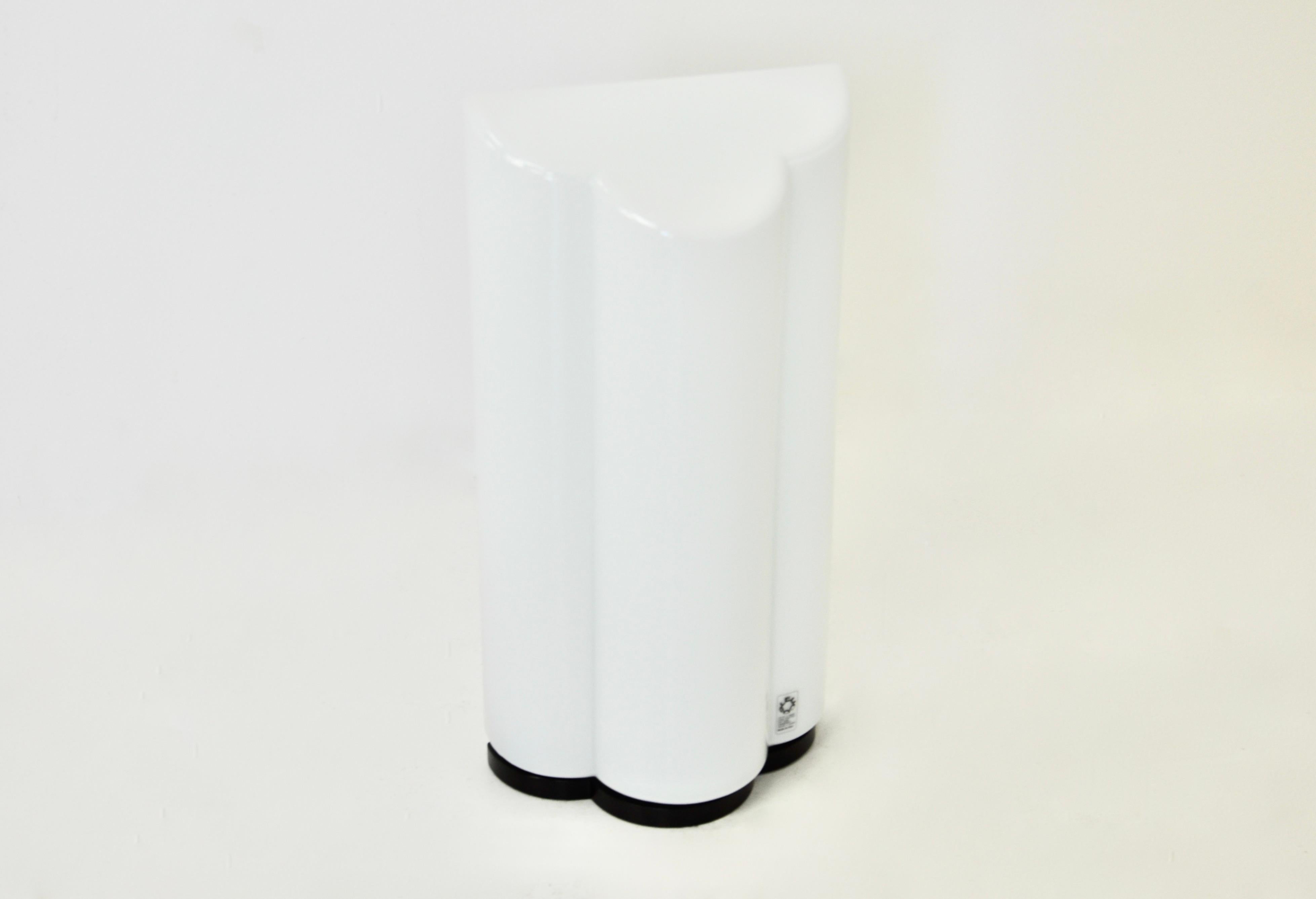 Lámpara de cristal blanco con base de plástico. Leucos estampados. Con caja original.