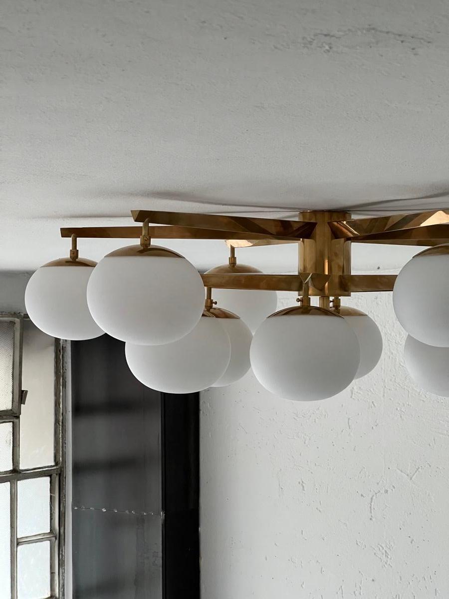 Grande lampadario italiano Mid-Century Modern in ottone, vetro opalino Vintage in vendita 1