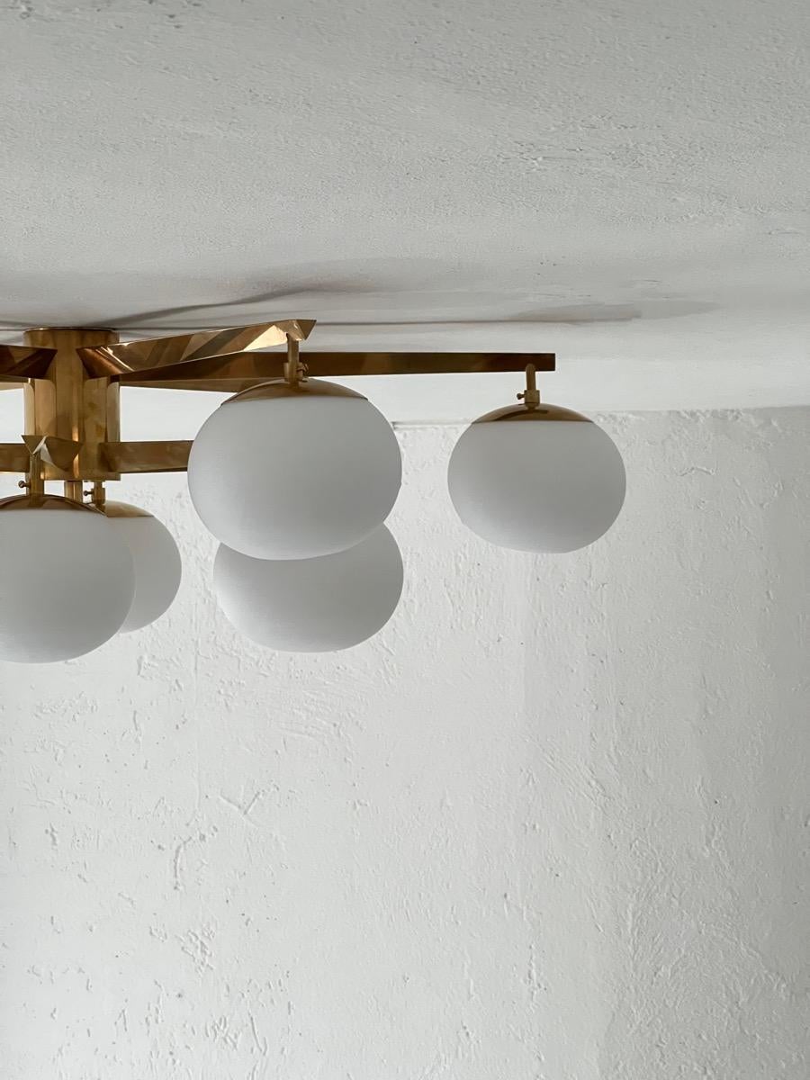 Grande lampadario italiano Mid-Century Modern in ottone, vetro opalino Vintage in vendita 2
