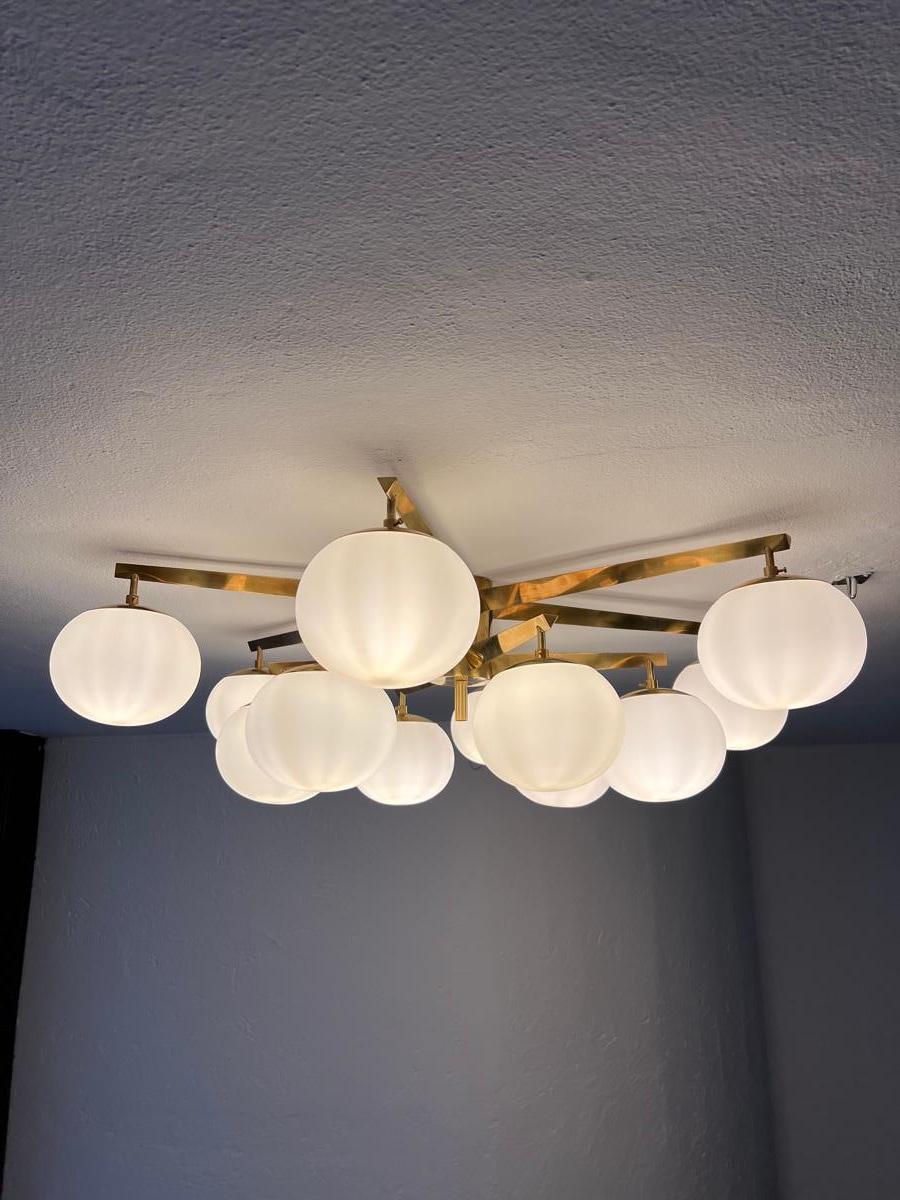 Grande lampadario italiano Mid-Century Modern in ottone, vetro opalino Vintage in vendita 3