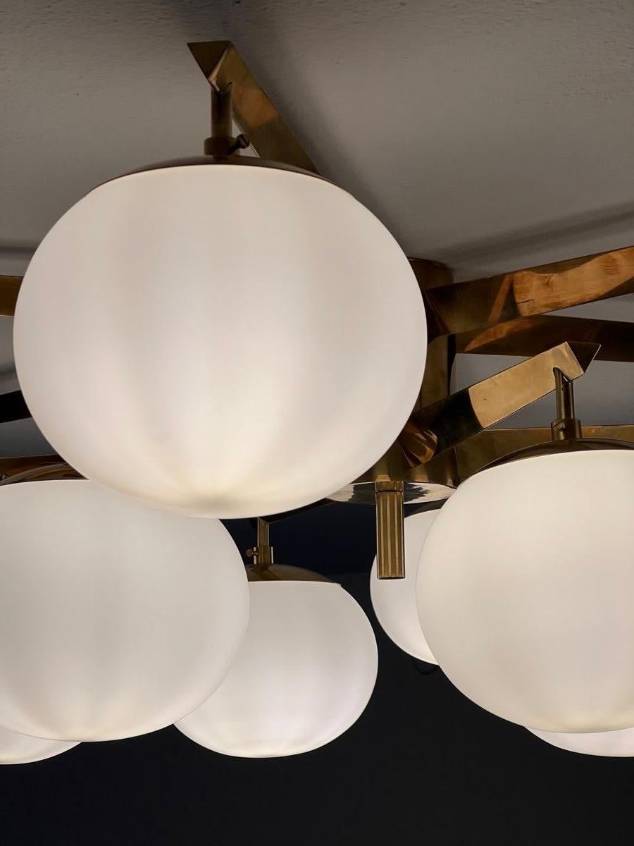 Grande lampadario italiano Mid-Century Modern in ottone, vetro opalino Vintage in vendita 4