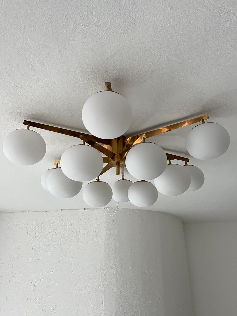 Grande lampadario italiano Mid-Century Modern in ottone, vetro opalino Vintage in vendita 5