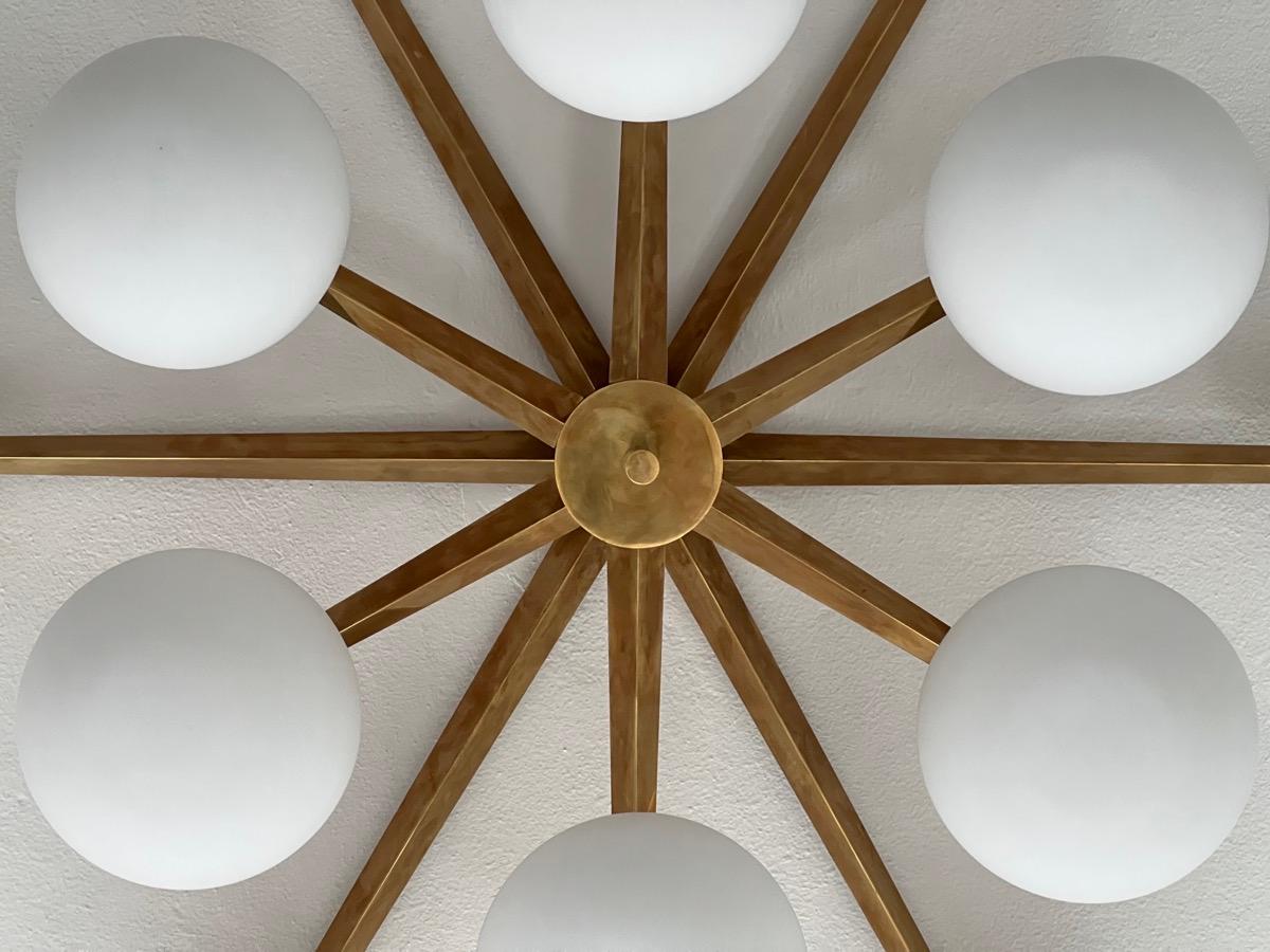 Grande lampadario italiano Mid-Century Modern in ottone, vetro opalino Vintage in vendita 6