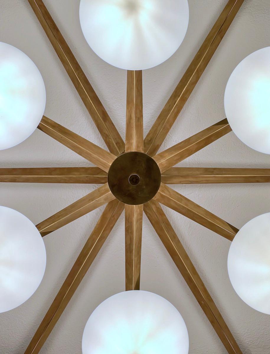 Grande lampadario italiano Mid-Century Modern in ottone, vetro opalino Vintage in vendita 7