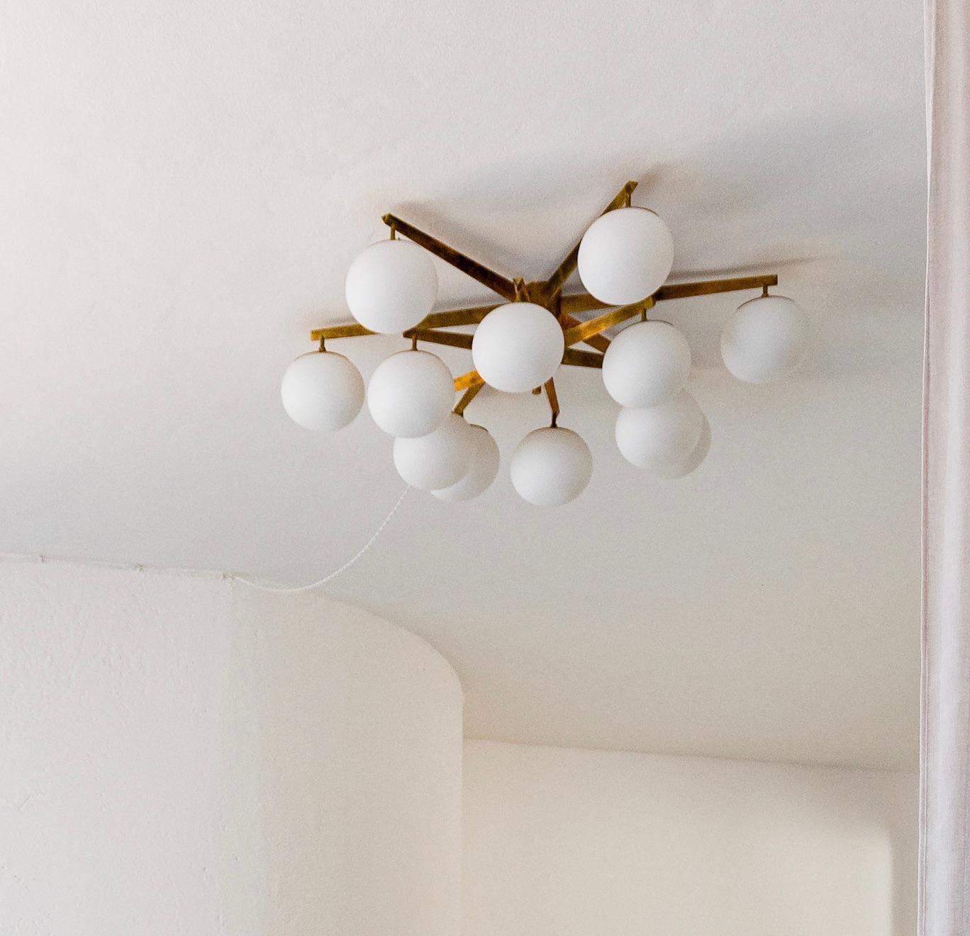 Mid-Century moderno Grande lampadario italiano Mid-Century Modern in ottone, vetro opalino Vintage in vendita
