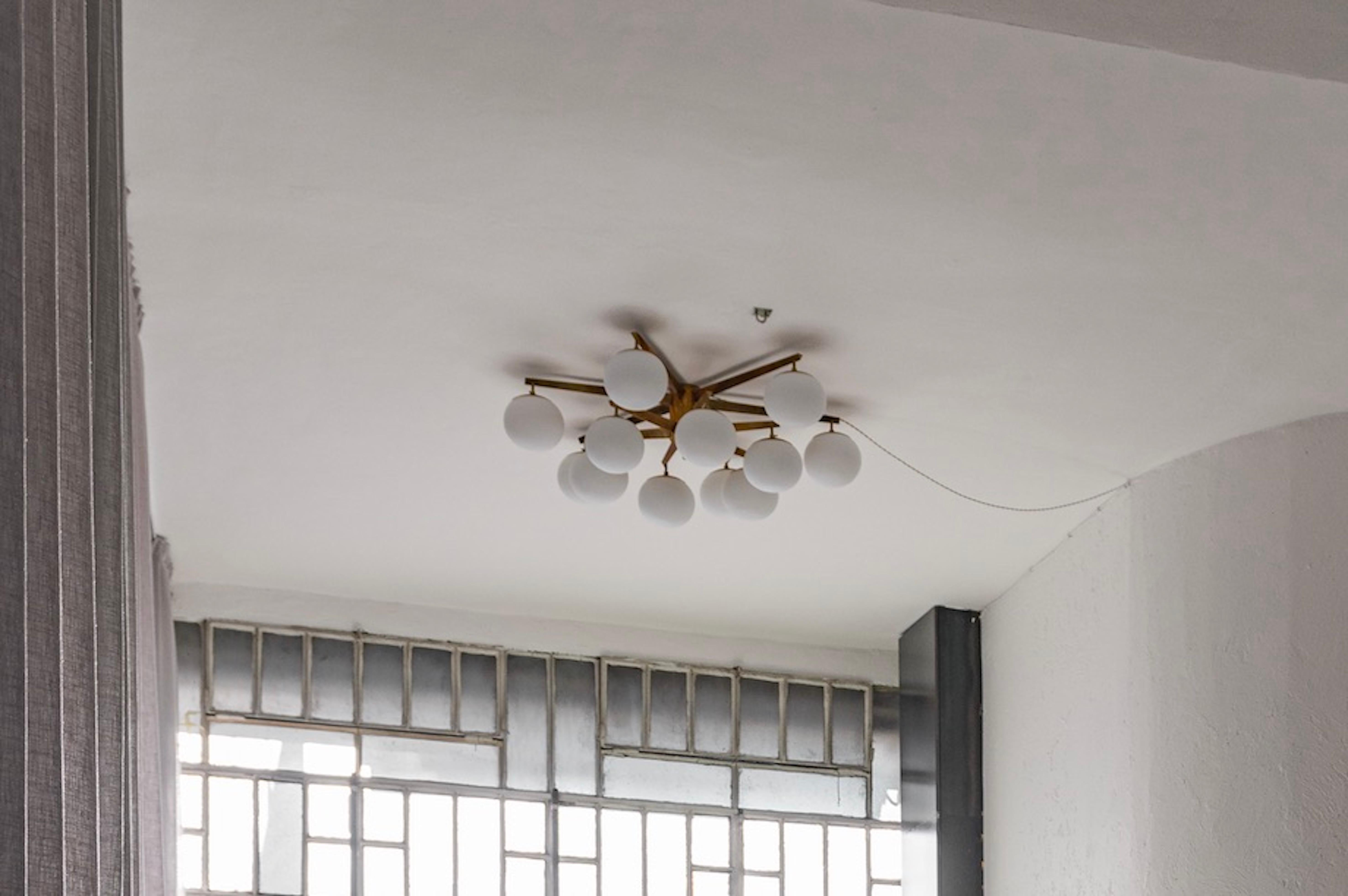 Italiano Grande lampadario italiano Mid-Century Modern in ottone, vetro opalino Vintage in vendita
