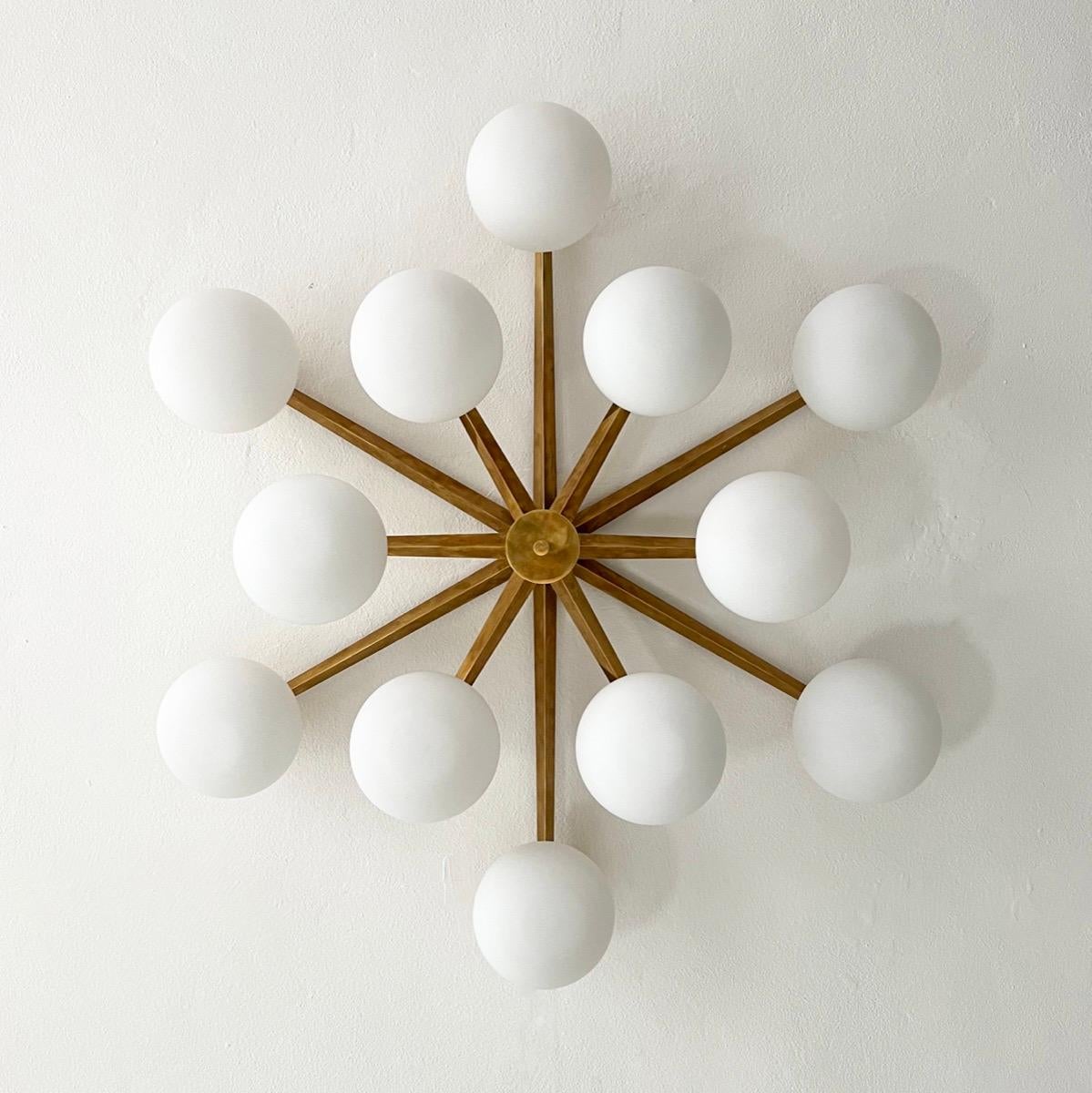 Grande lampadario italiano Mid-Century Modern in ottone, vetro opalino Vintage In condizioni buone in vendita a Milano, IT