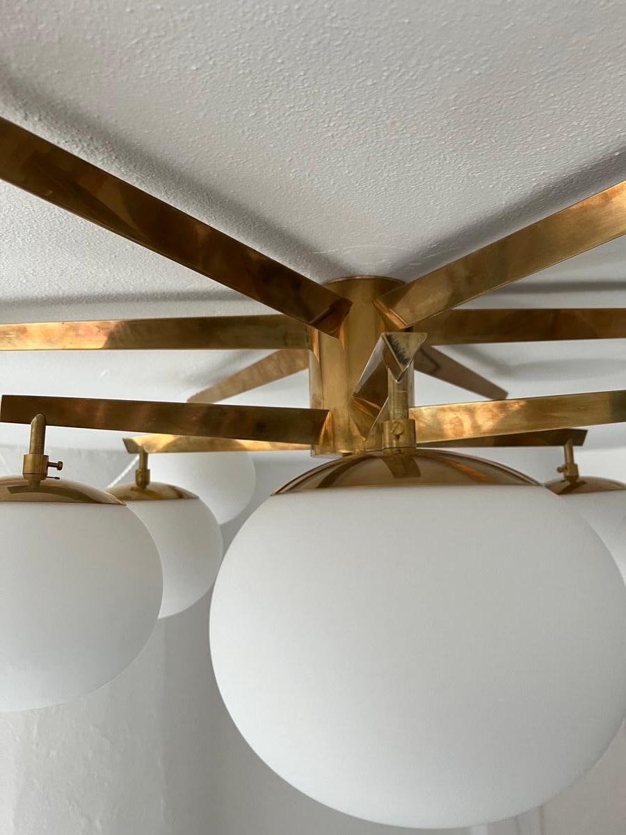 Ottone Grande lampadario italiano Mid-Century Modern in ottone, vetro opalino Vintage in vendita