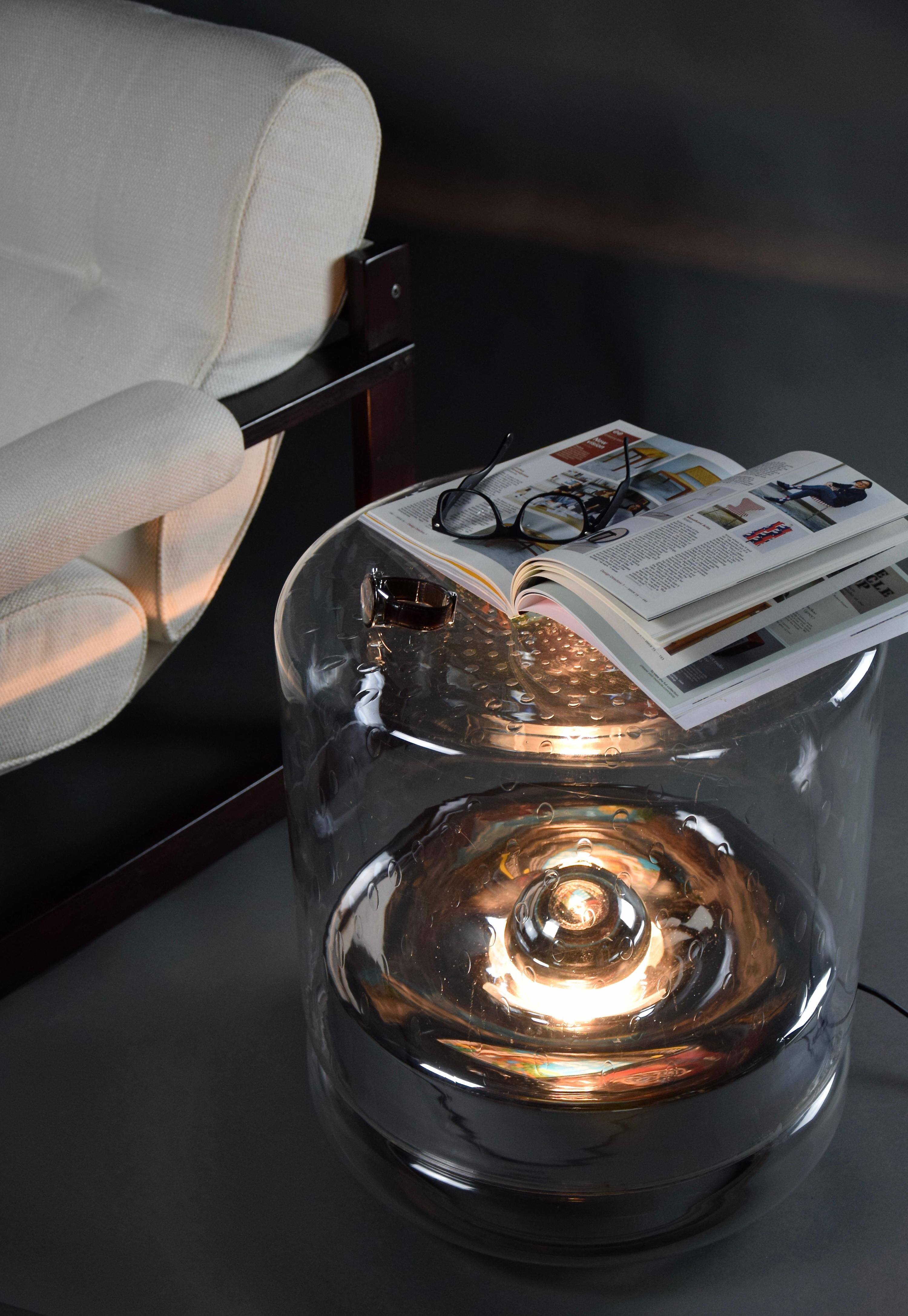 Artù, die atemberaubende Stehlampe und der Beistelltisch aus Kristall aus der Mitte des Jahrhunderts, entworfen von dem legendären Ettore Fantasia für Sothis Italy. Dieses exquisite Stück vereint Form und Funktion und ist damit die perfekte