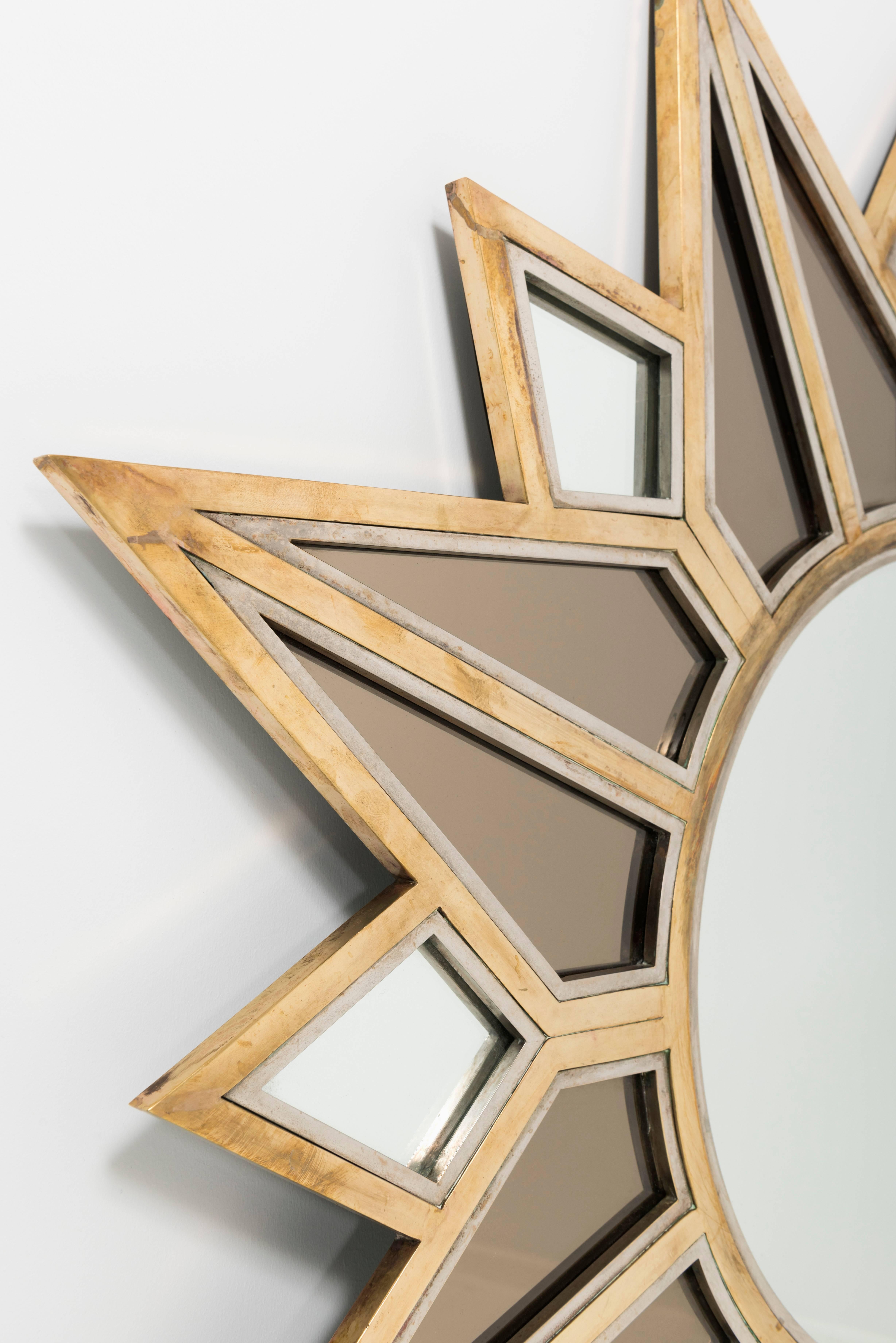 Big vintage mirror like a big star in brass, smoked and white mirror, the internal mirror is round design by Romeo Rega, Italy, circa 1970
Measures: Diameter 119 cm.