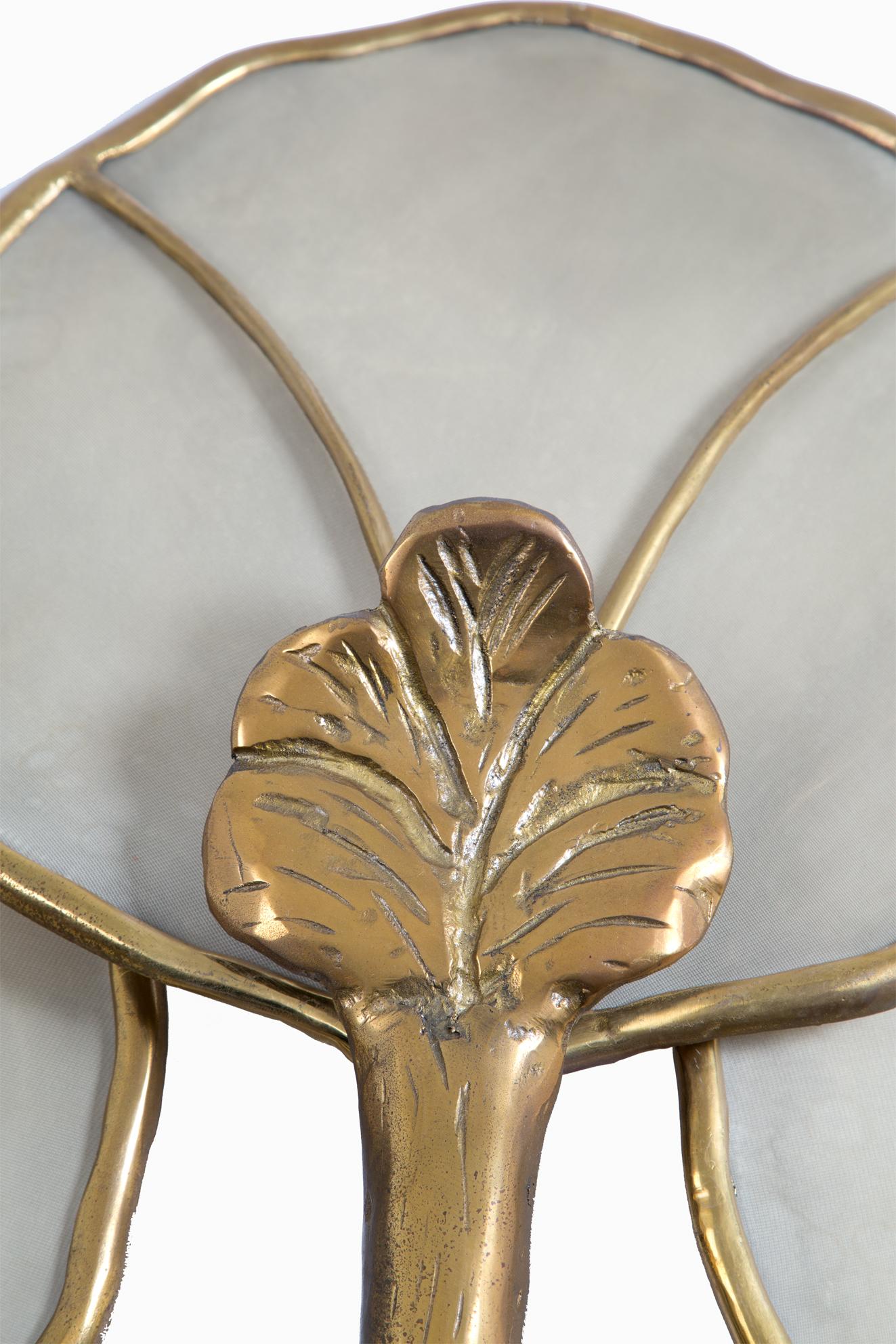 Big beautiful and original wall lamp of 20th century Italian manufacture. The wall lamp is in excellent condition. Its petals give very beautiful plays of light. The particularity of the wall lamp is its flower-shaped line that radiates from the