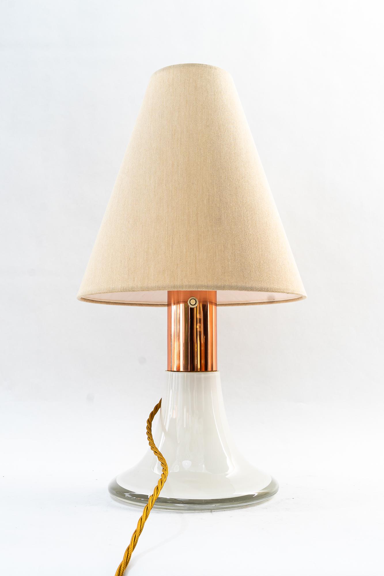 Big Italy Tischlampe aus Glas und Kupfer mit Stoffschirm um 1970
Kupfer poliert und emailliert
Der Stoffschirm wird ersetzt ( neu )