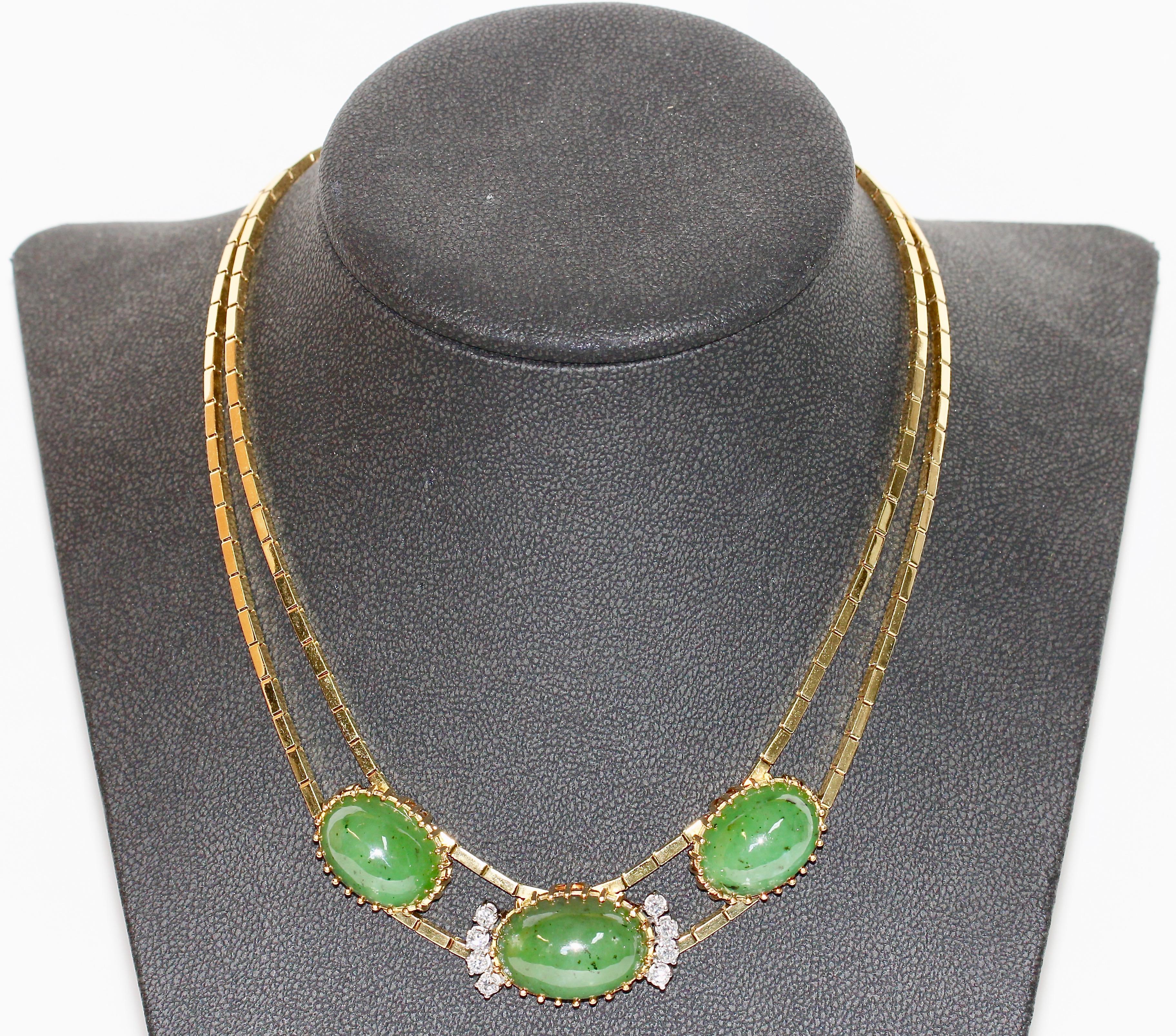 Grand collier de jade, or 18 carats avec diamants.

Les huit diamants ont une très bonne clarté et une couleur blanche.

Vous trouverez le bracelet, la bague et le pendentif assortis dans nos autres offres.