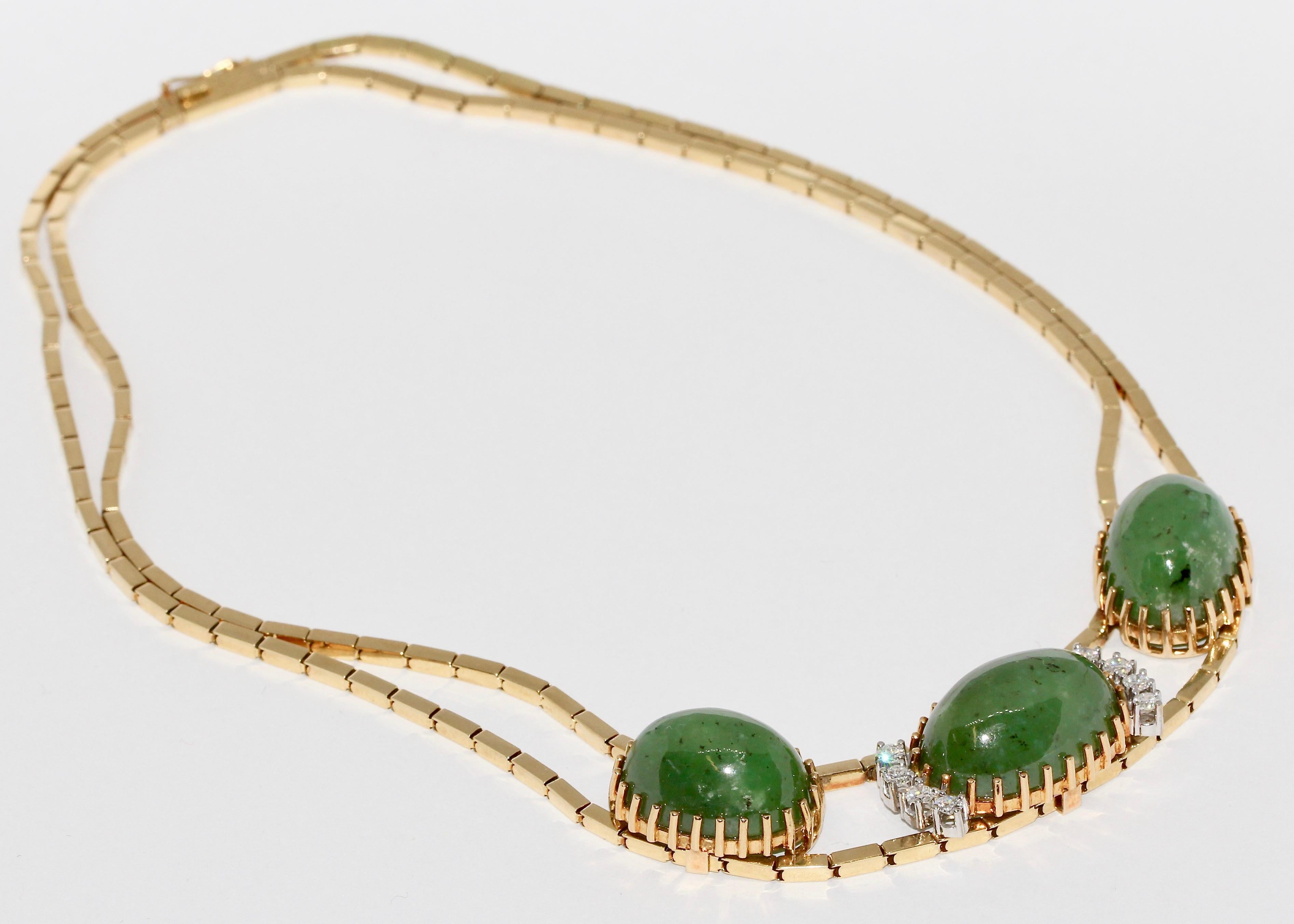 Collier de grand jade en or 18 carats avec diamants Bon état - En vente à Berlin, DE
