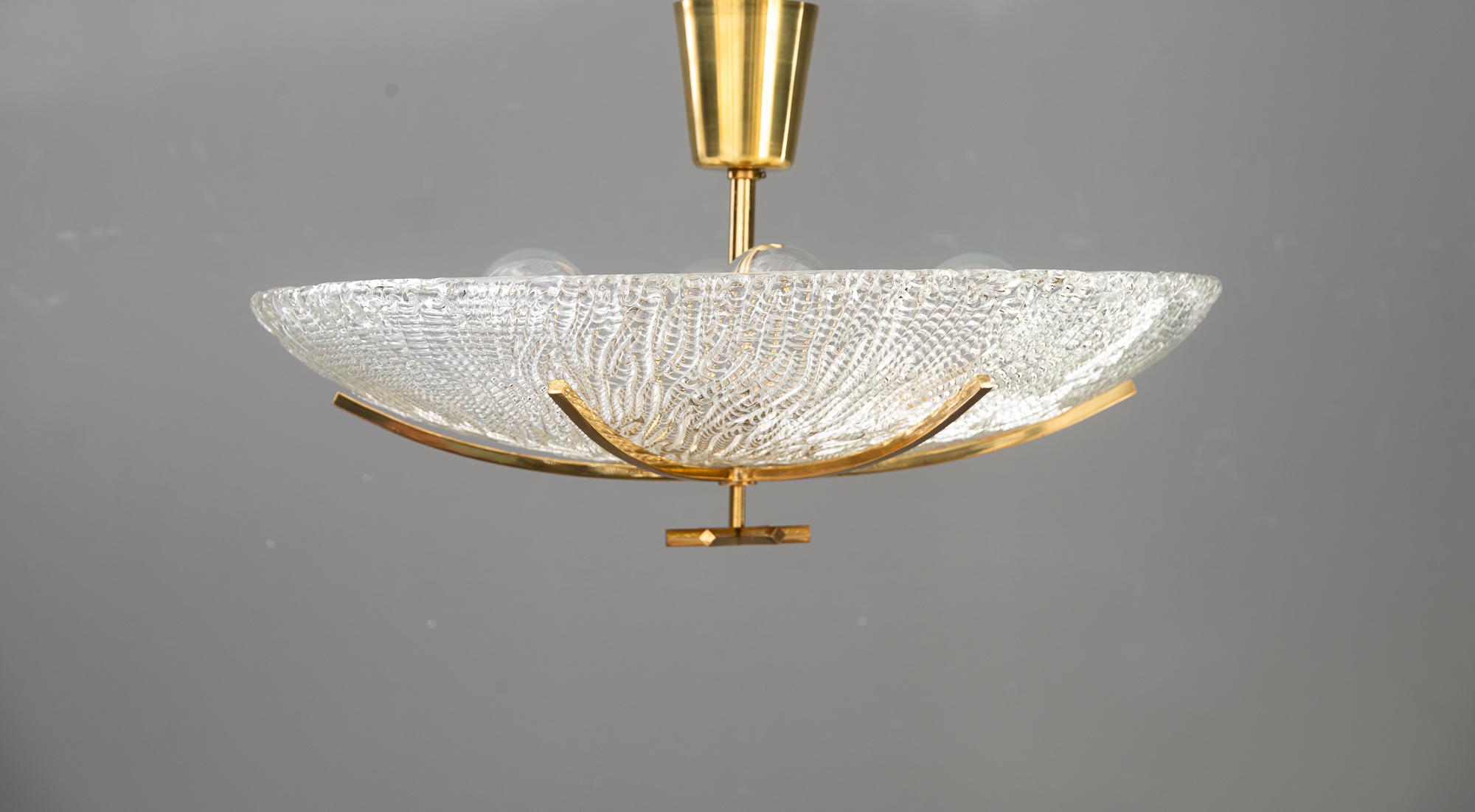 Big J.T.Kalmar ceiling lamp with structure glass shade vienna around 1950s
Original condiction
Fancy model
Structure glass shade
