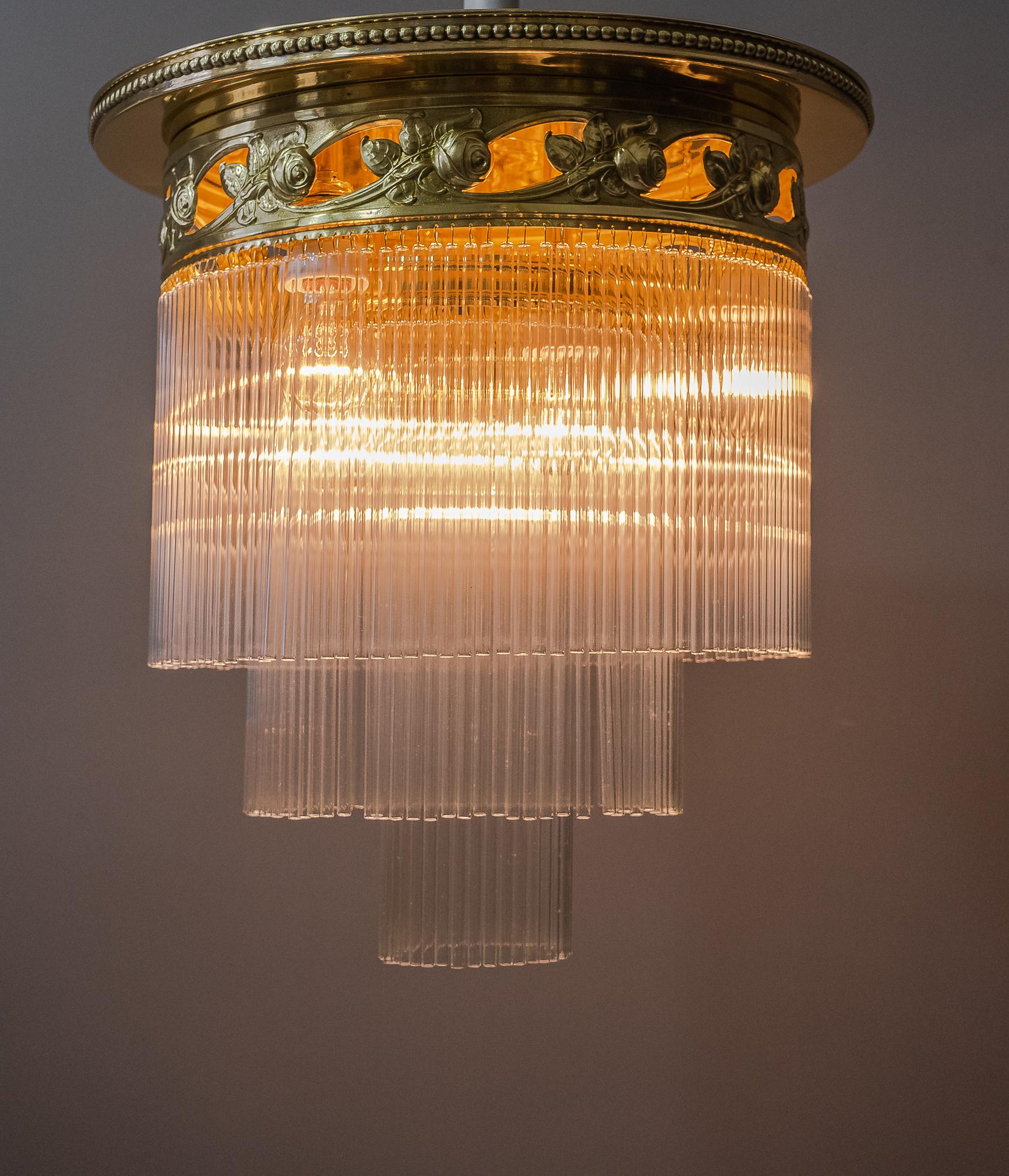 Große Jugendstil-Deckenlampe mit Rosenmotiv und Glass Sticks, um 1909 (Messing)