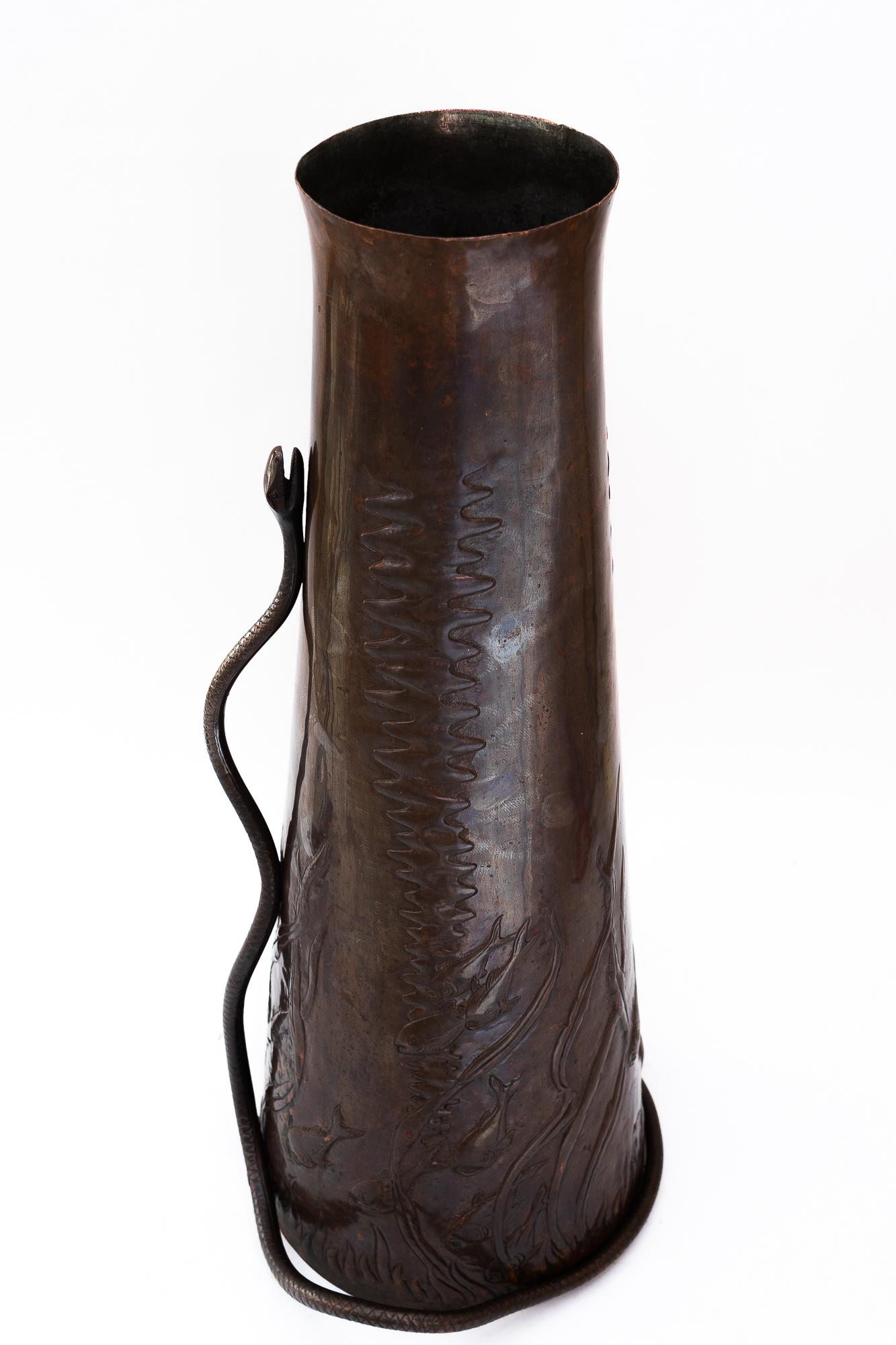 Grand vase jugendstil en cuivre ciselé et martelé à la main vienne vers 1908 en vente 4