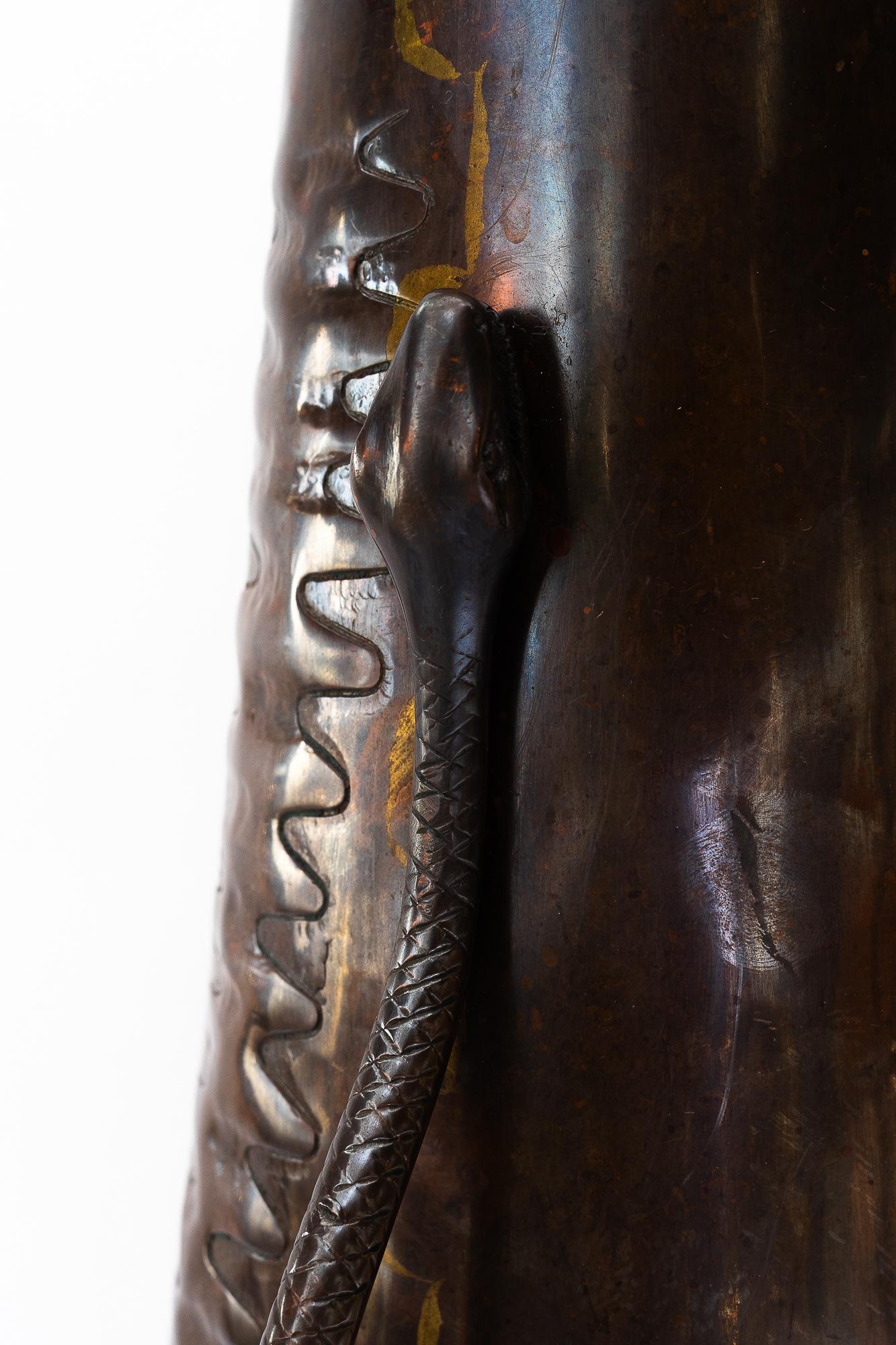 Bigli vase jugendstil en cuivre, ciselé et martelé à la main vienne vers 1908
Monde aquatique sur le vase et serpent 
Etat original