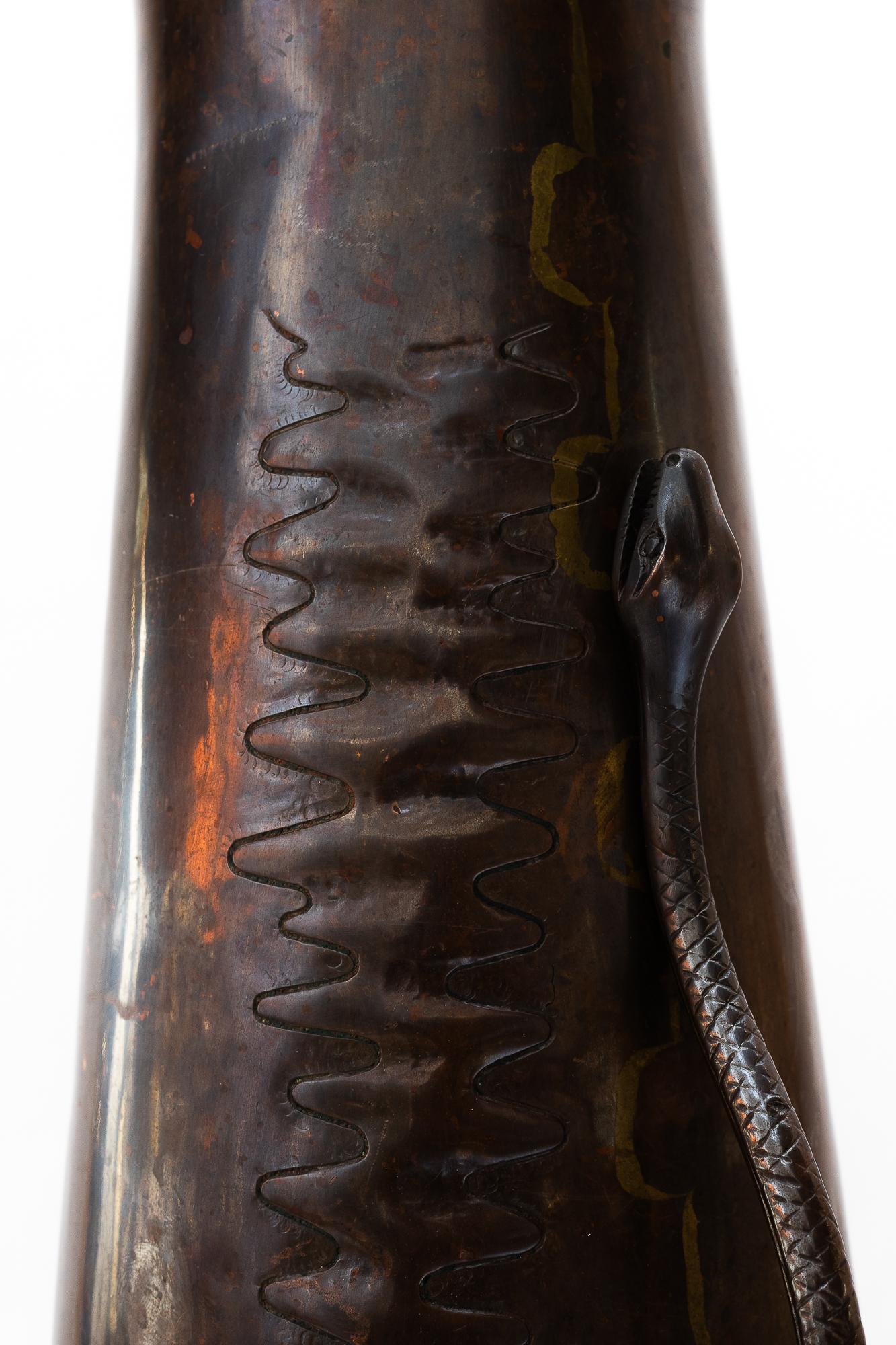 Début du 20ème siècle Grand vase jugendstil en cuivre ciselé et martelé à la main vienne vers 1908 en vente