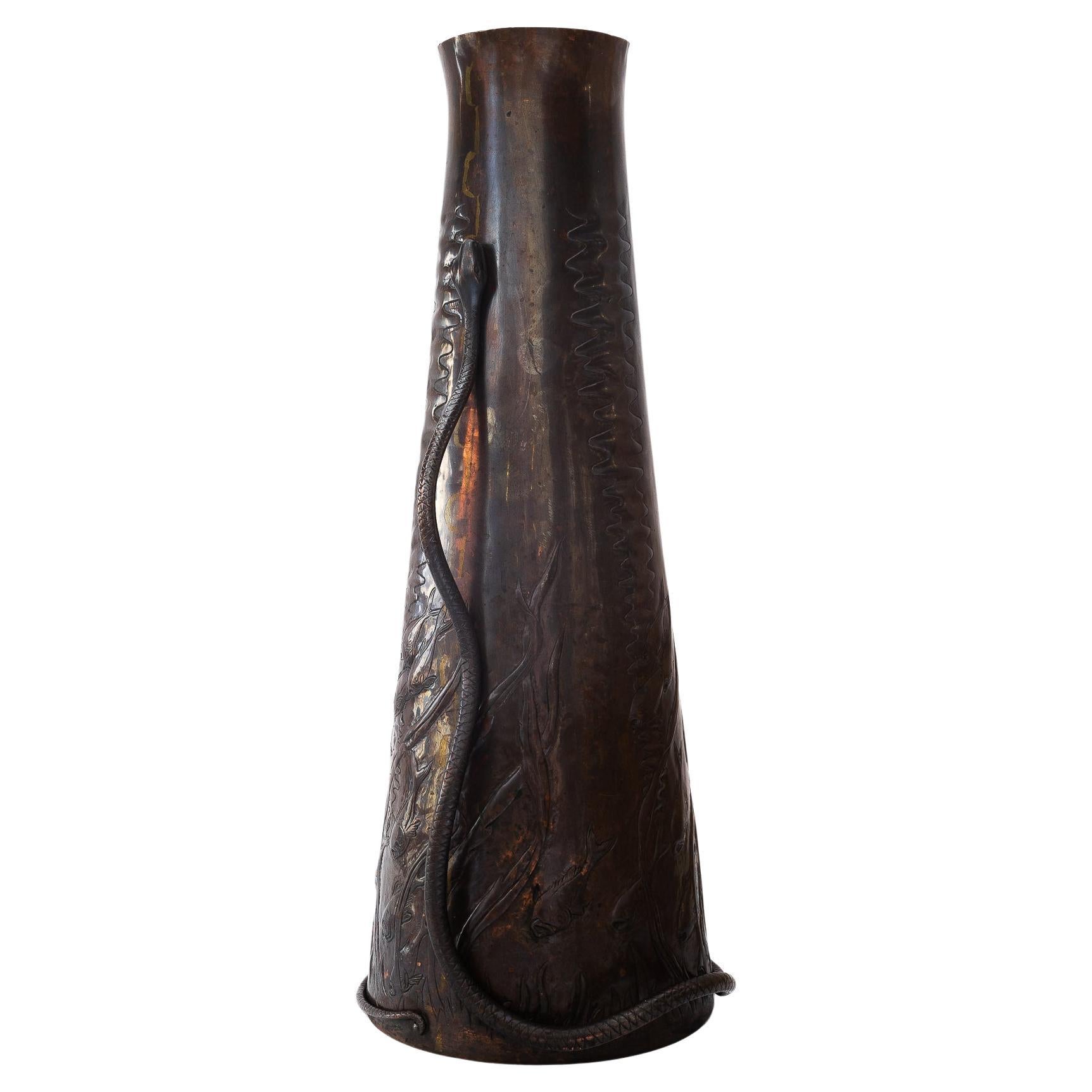Grand vase jugendstil en cuivre ciselé et martelé à la main vienne vers 1908