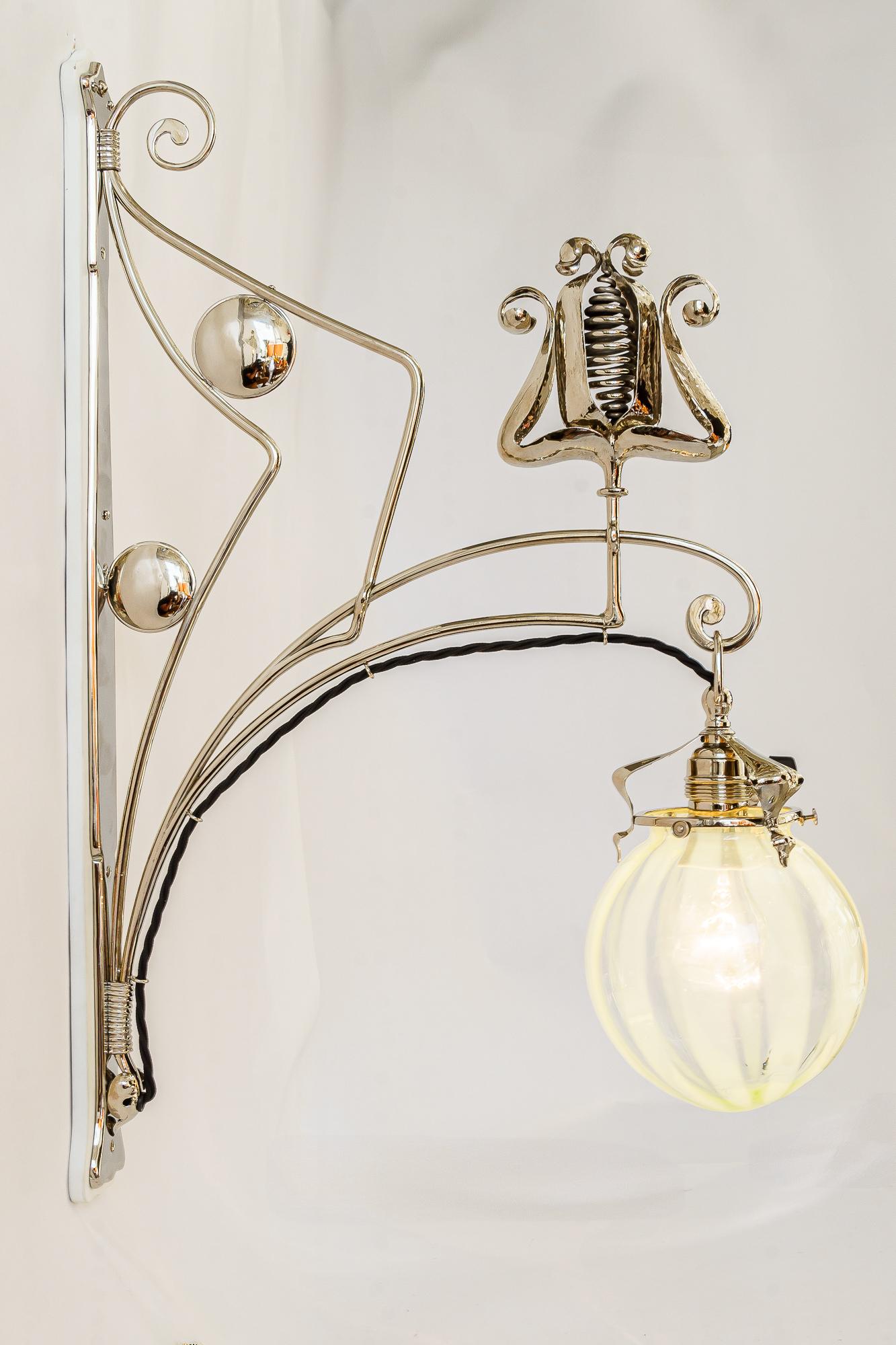 Grande applique Jugendstil avec abat-jour en verre opalin viennoise vers 1910 en vente 10