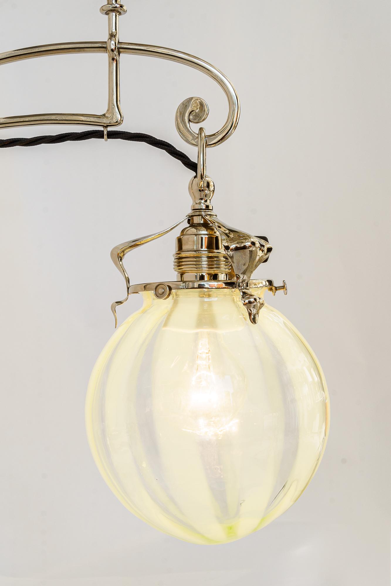 Grande applique Jugendstil avec abat-jour en verre opalin viennoise vers 1910 en vente 11