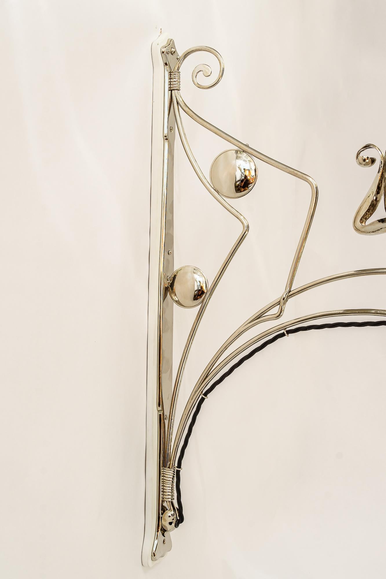 Plaqué Grande applique Jugendstil avec abat-jour en verre opalin viennoise vers 1910 en vente